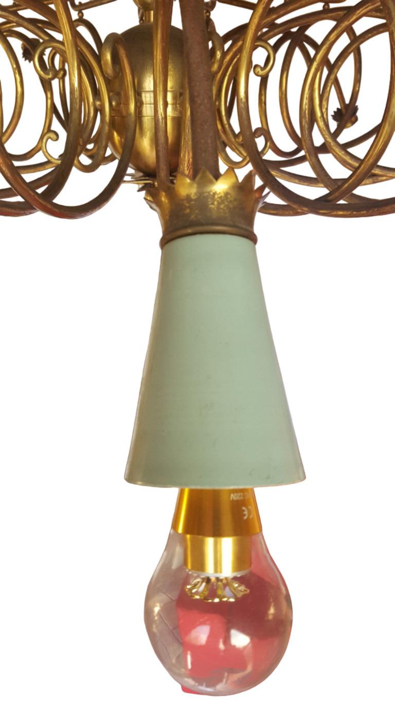 Lampadario  in ottone con  16 luci e portalampade in metallo colorato in vendita 13