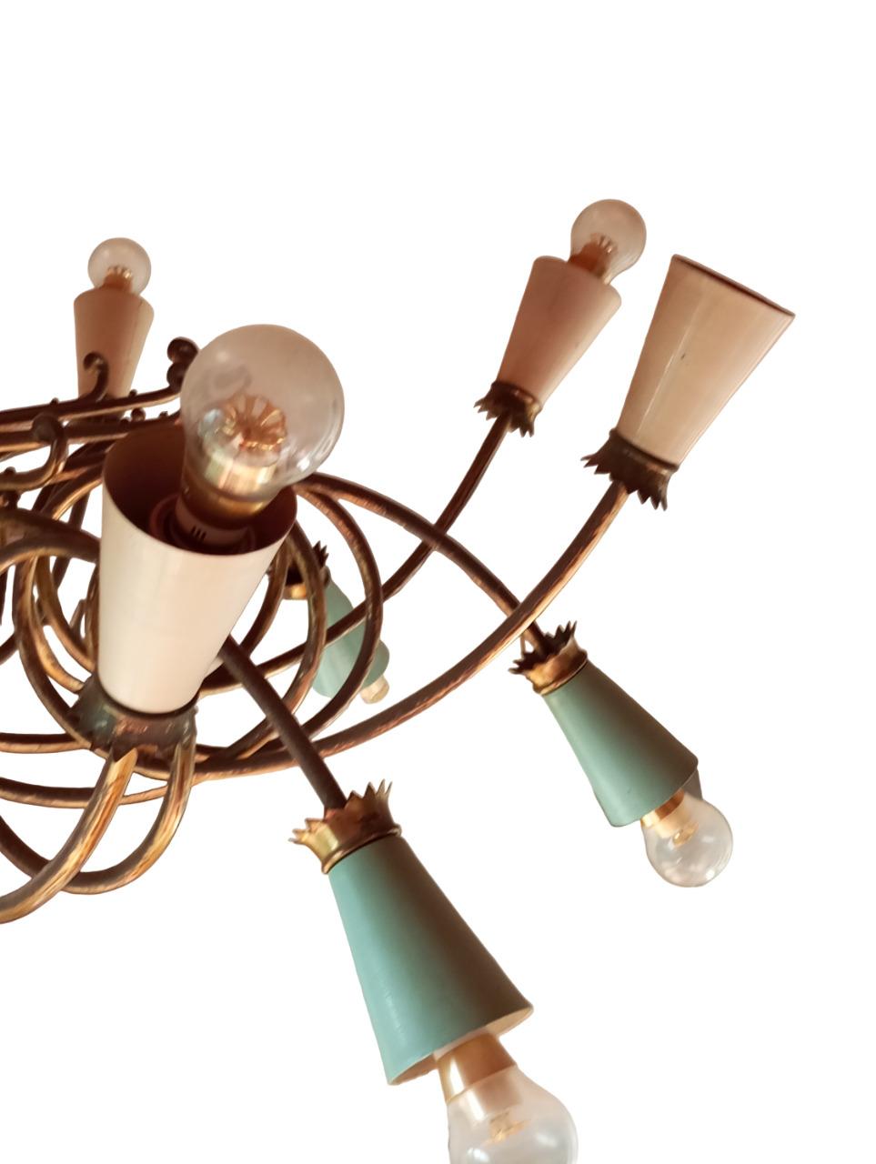 Lampadario  in ottone con  16 luci e portalampade in metallo colorato in vendita 12