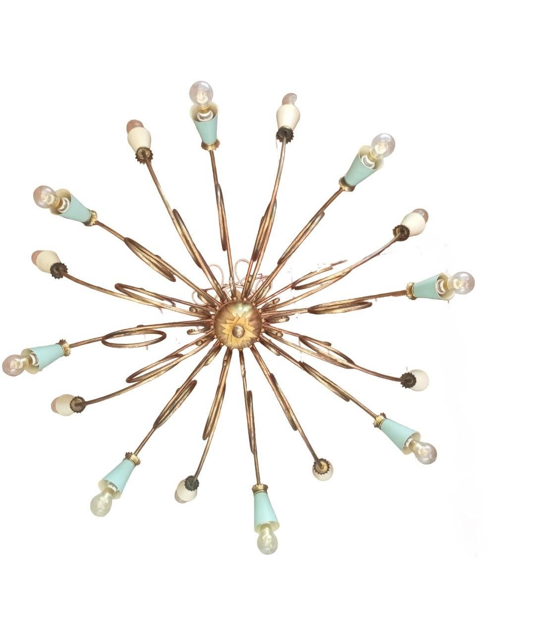 Italian Lampadario  in ottone con  16 luci e portalampade in metallo colorato in vendita