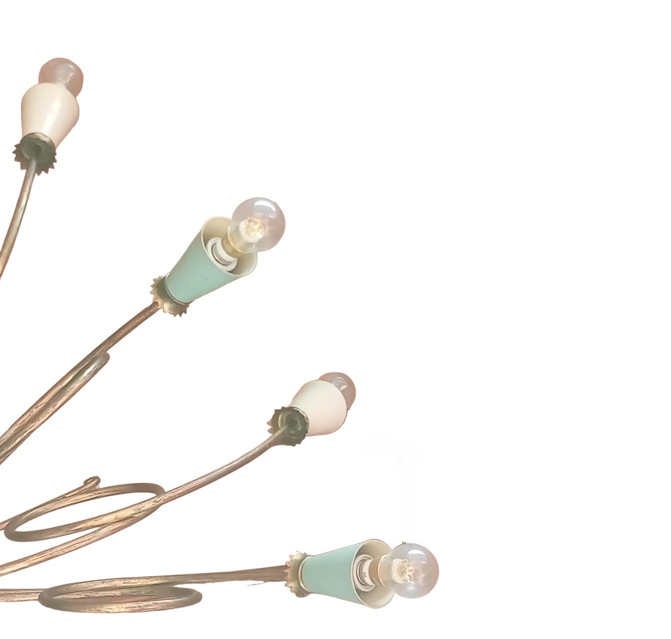 Ottone Lampadario  in ottone con  16 luci e portalampade in metallo colorato in vendita