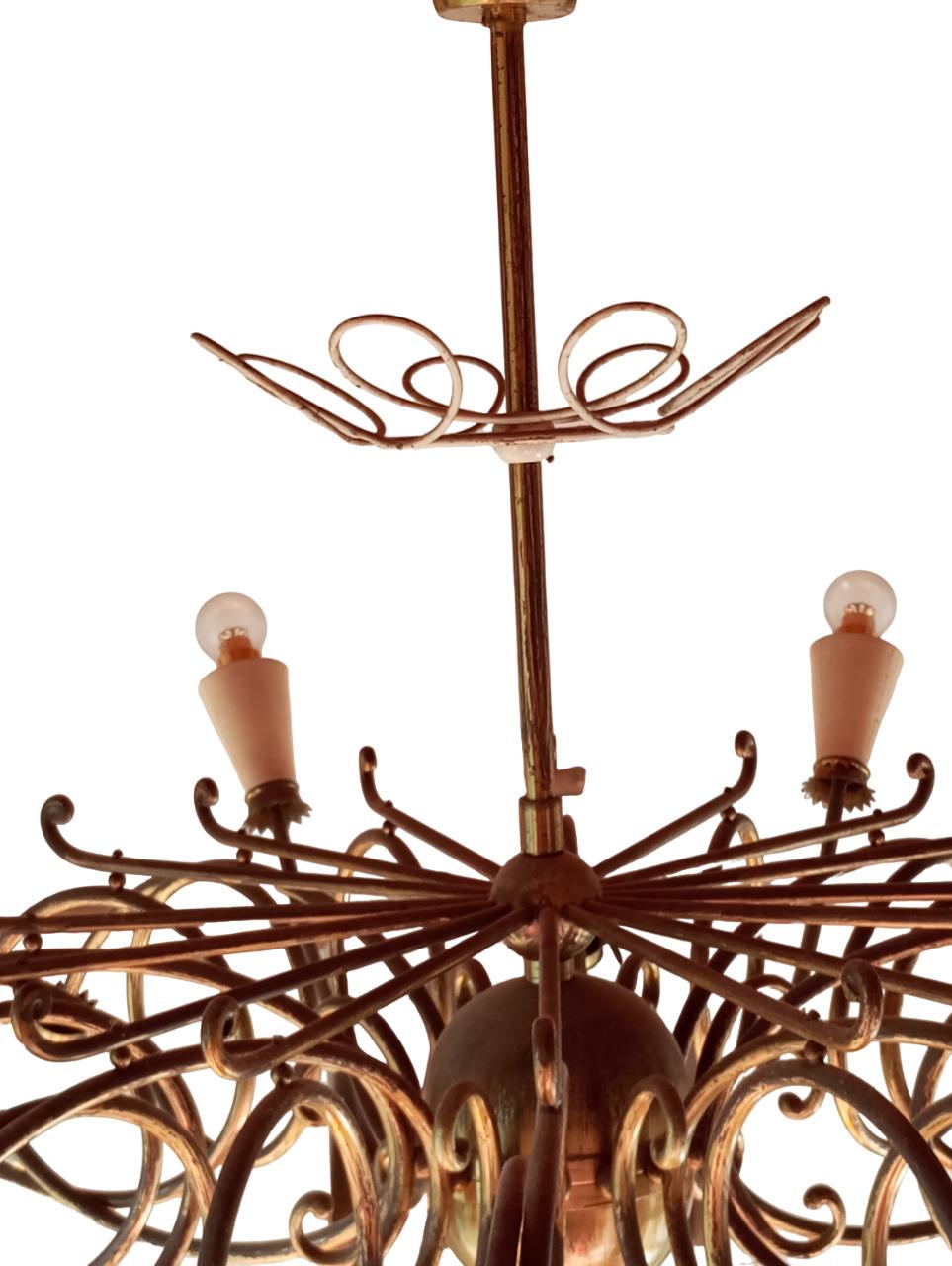 Lampadario  in ottone con  16 luci e portalampade in metallo colorato in vendita 2