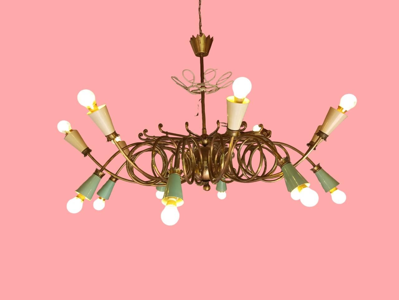 Lampadario  in ottone con  16 luci e portalampade in metallo colorato in vendita 3