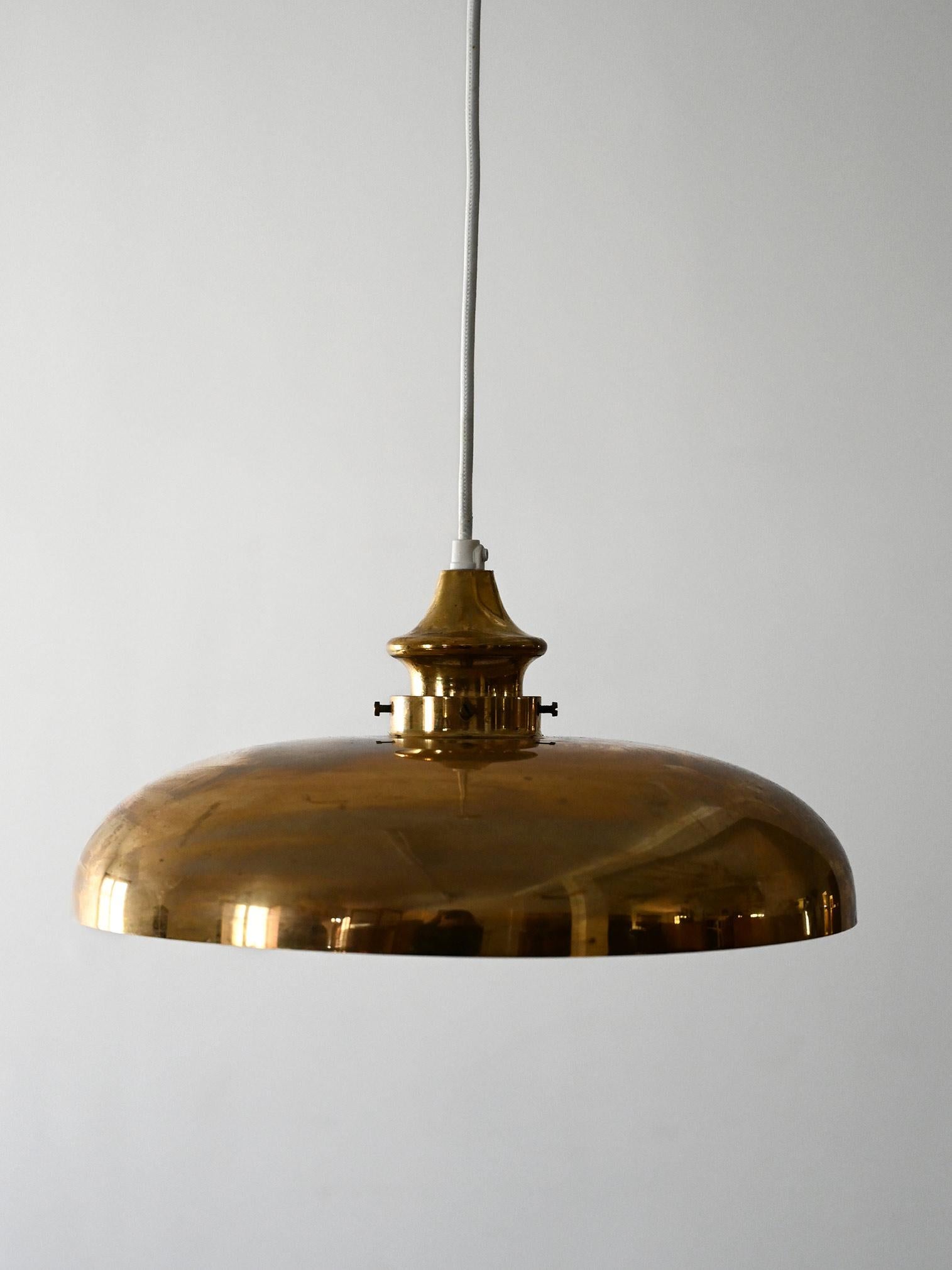 Vintage-Pendelleuchte aus Messing, entworfen von Hans-Agne Jakobsson für Markaryd. Wesentliches und warmes skandinavisches Design.

Hängeleuchte aus Messing, entworfen von Hans-Agne Jakobsson für Markaryd, Schweden, Produktion 1960er/'70er Jahre.