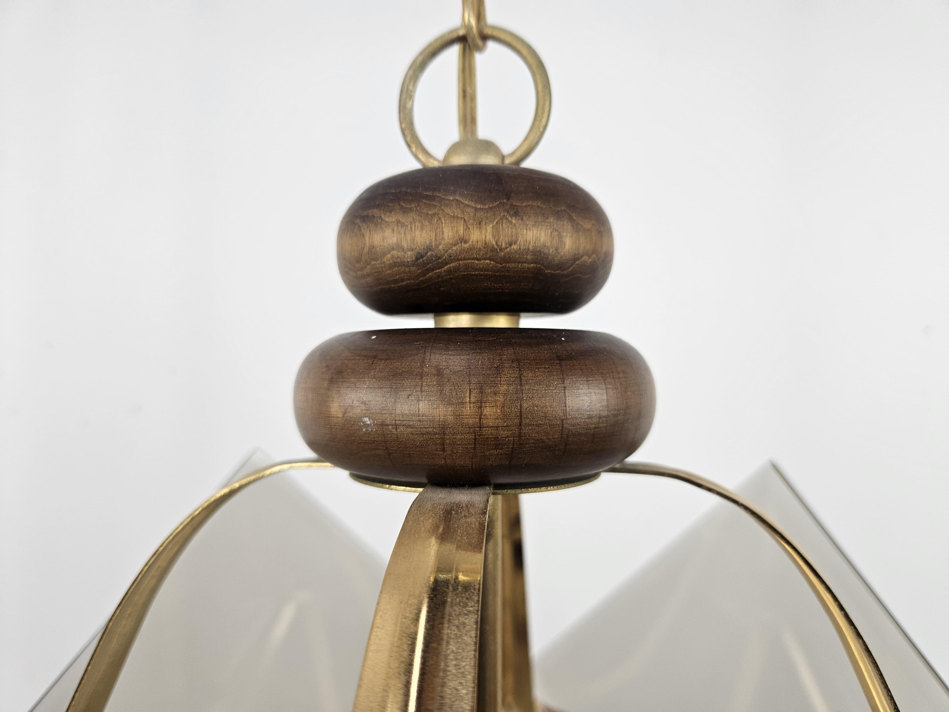 Lampadario in ottone e vetro fumè anni '70 con tre punti luce in vendita 4