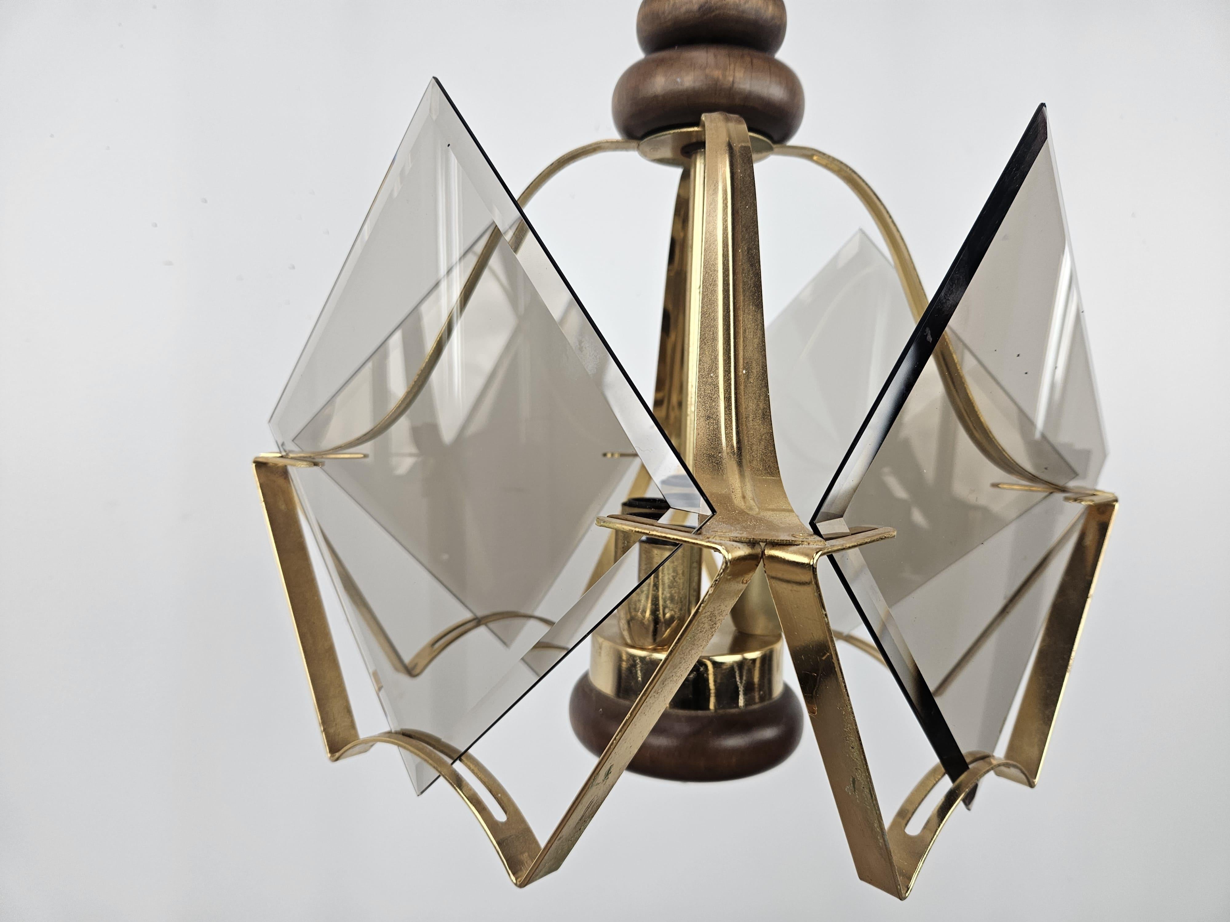 Mid-Century moderno Lampadario in ottone e vetro fumè anni '70 con tre punti luce in vendita
