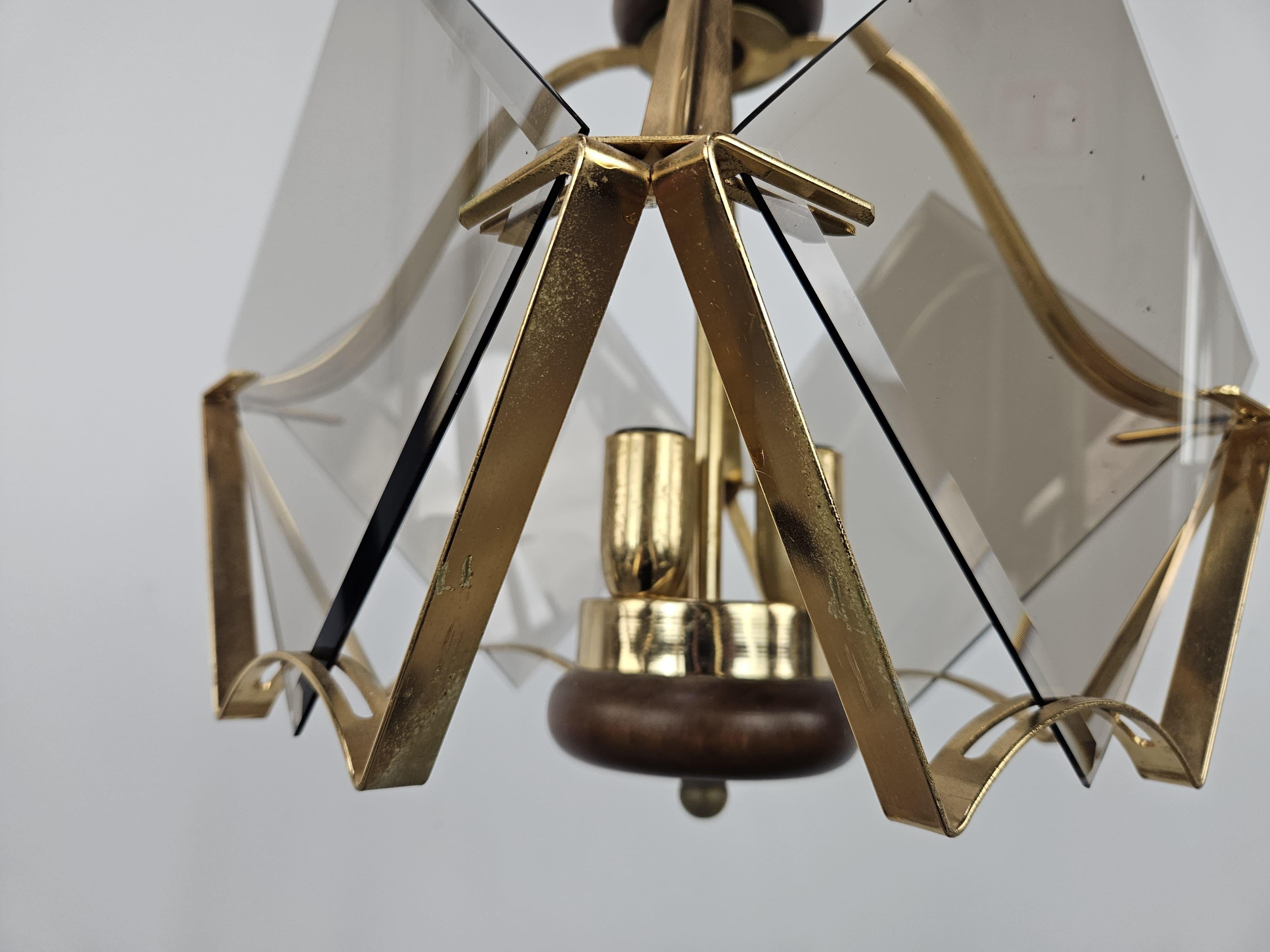 Ottone Lampadario in ottone e vetro fumè anni '70 con tre punti luce in vendita