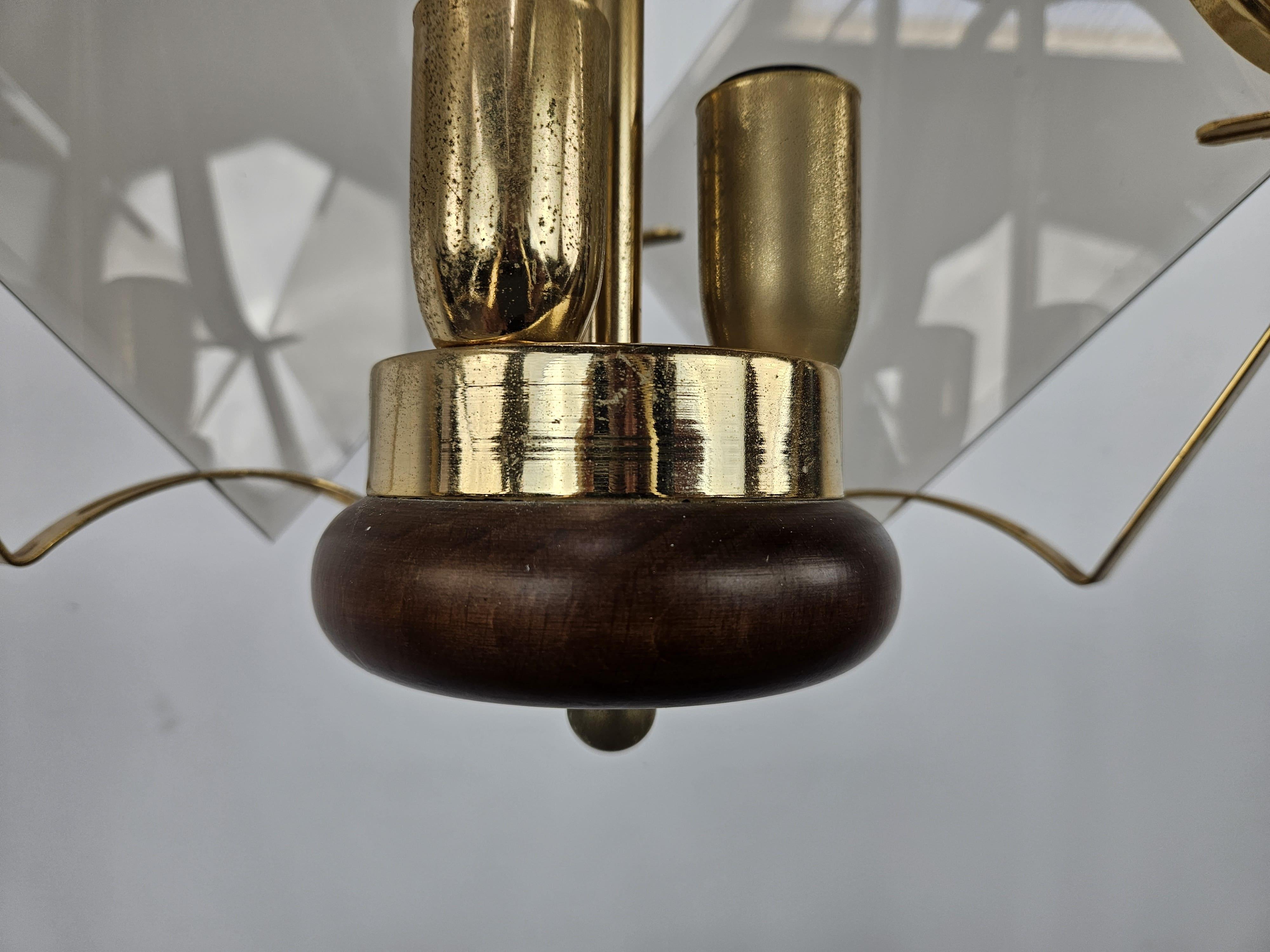 Lampadario in ottone e vetro fumè anni '70 con tre punti luce in vendita 1