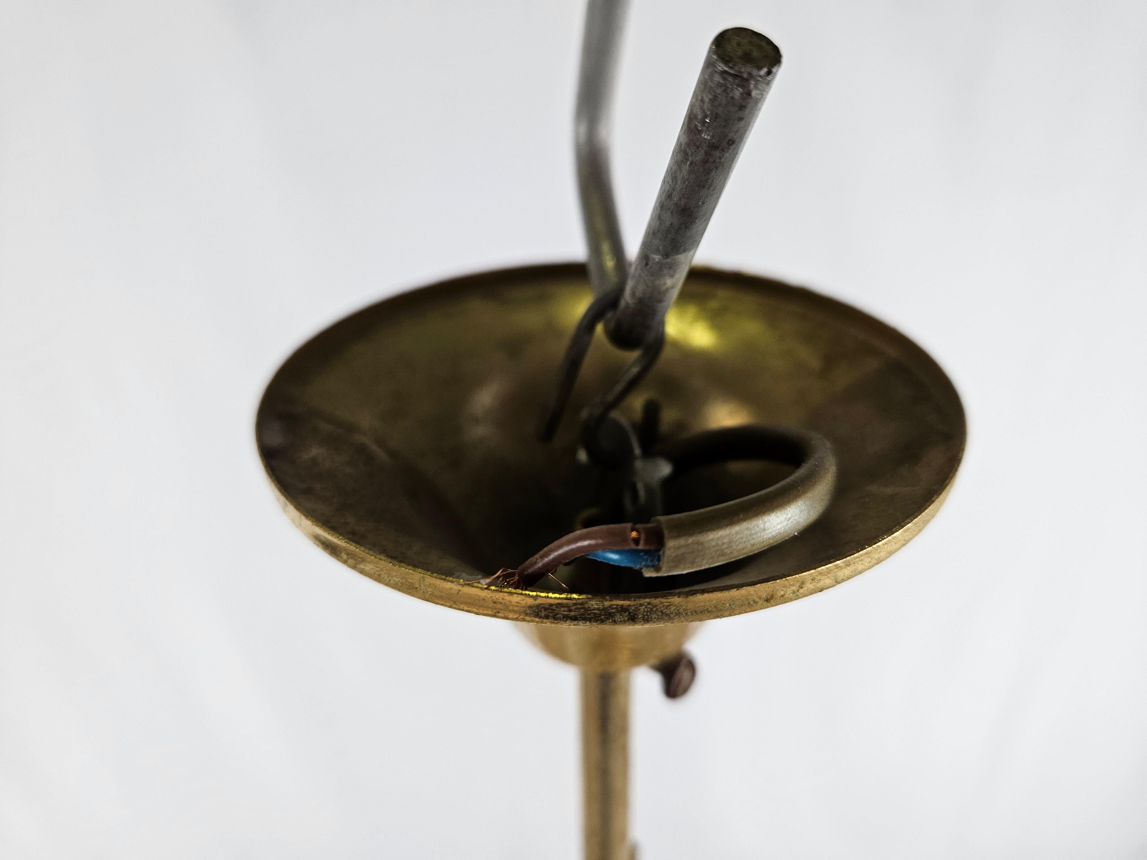 Lampadario in ottone e vetro satinato con decori floreali XX secolo in vendita 8