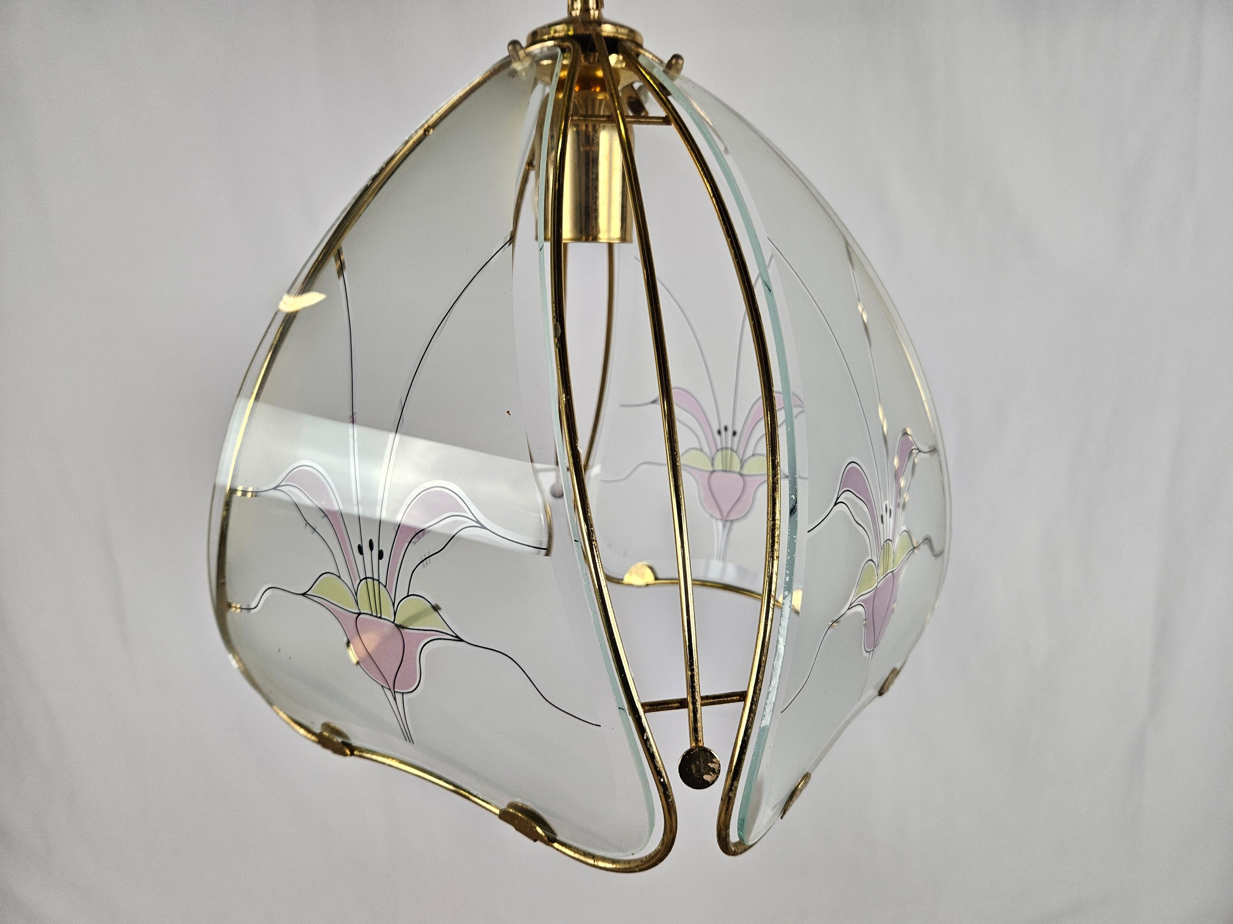 Mid-Century Modern Lustre en laiton et verre dépoli à décor floral 20e siècle en vente
