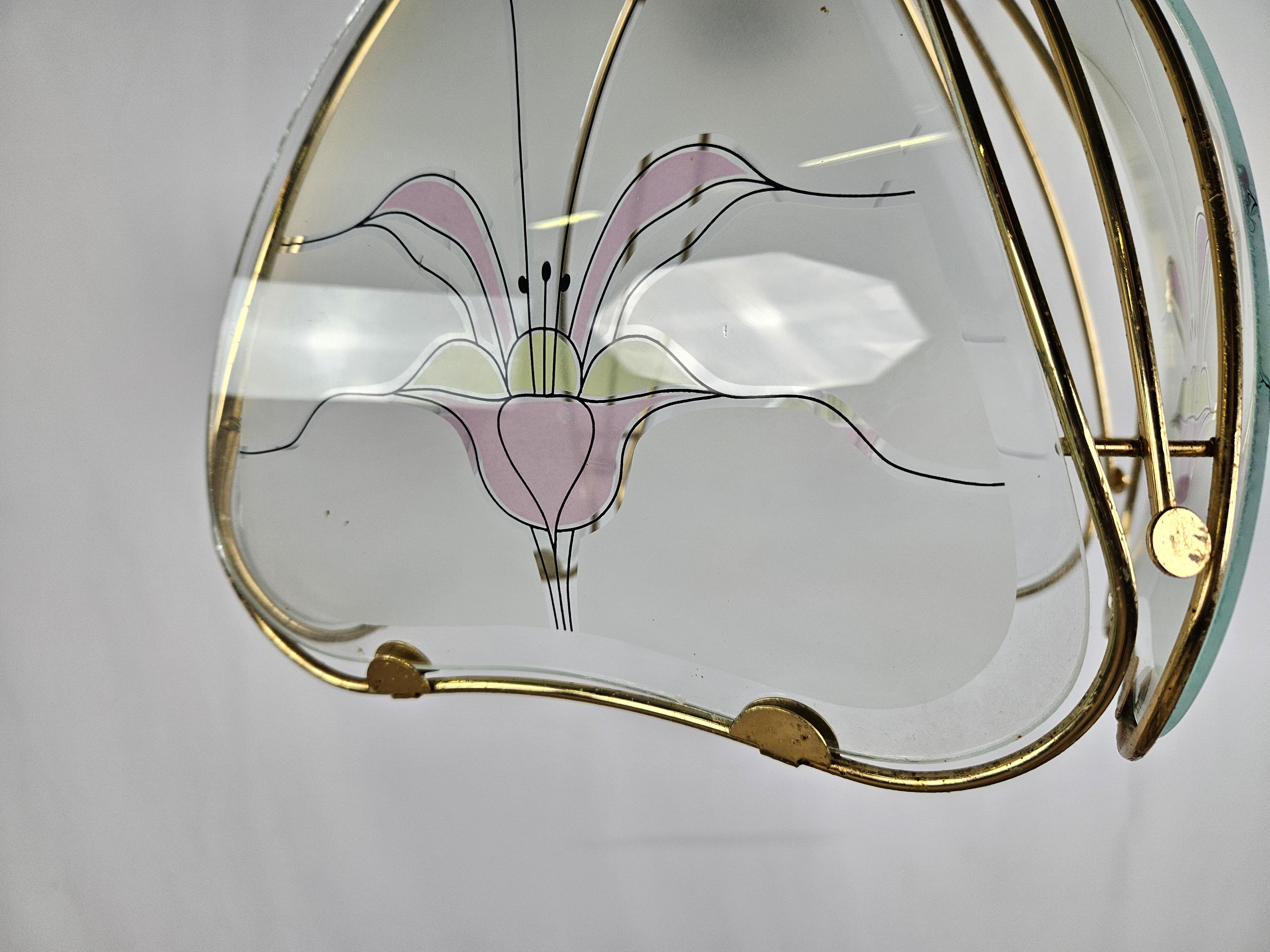 Italian Lustre en laiton et verre dépoli à décor floral 20e siècle en vente