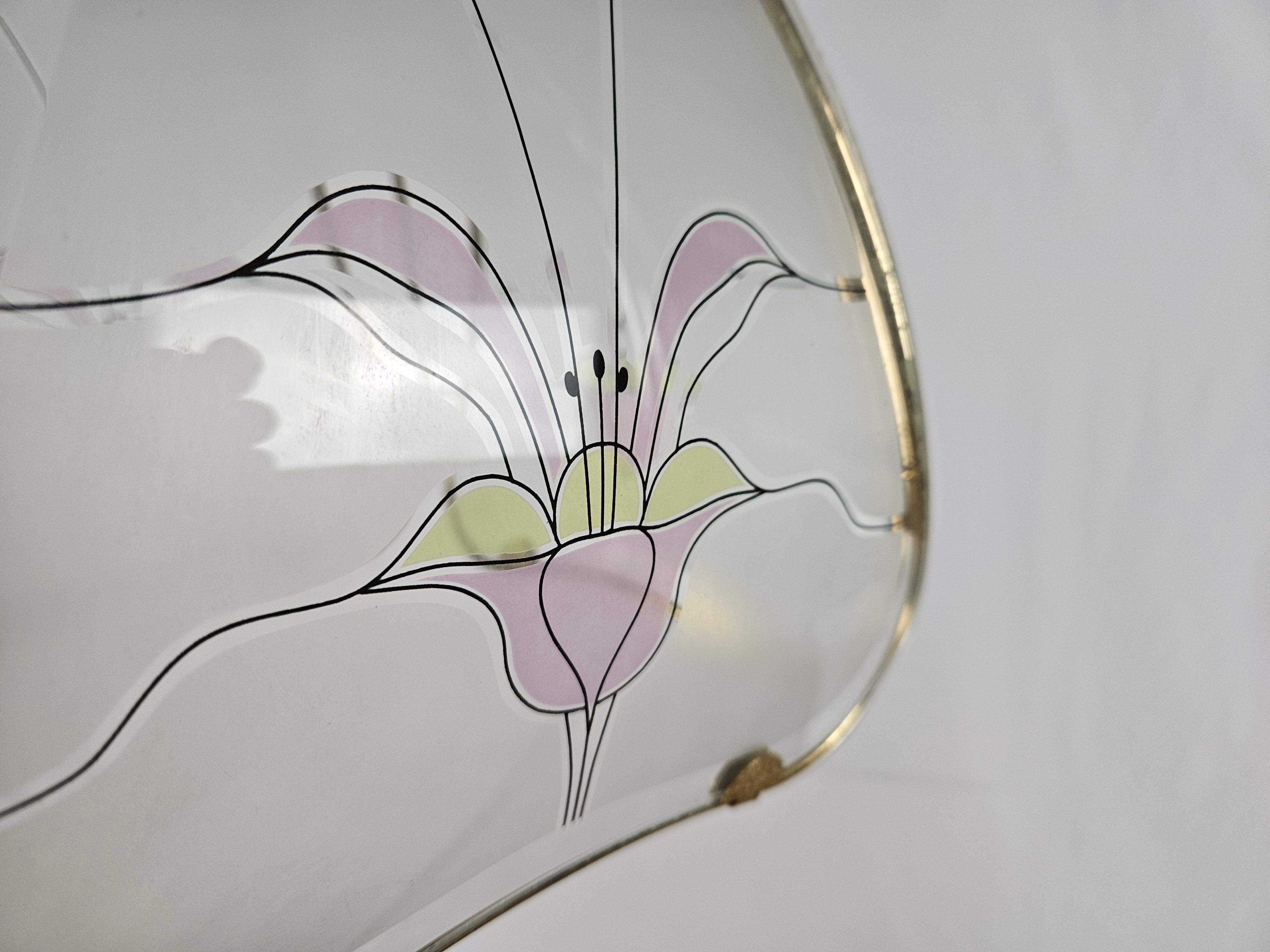 Laiton Lustre en laiton et verre dépoli à décor floral 20e siècle en vente