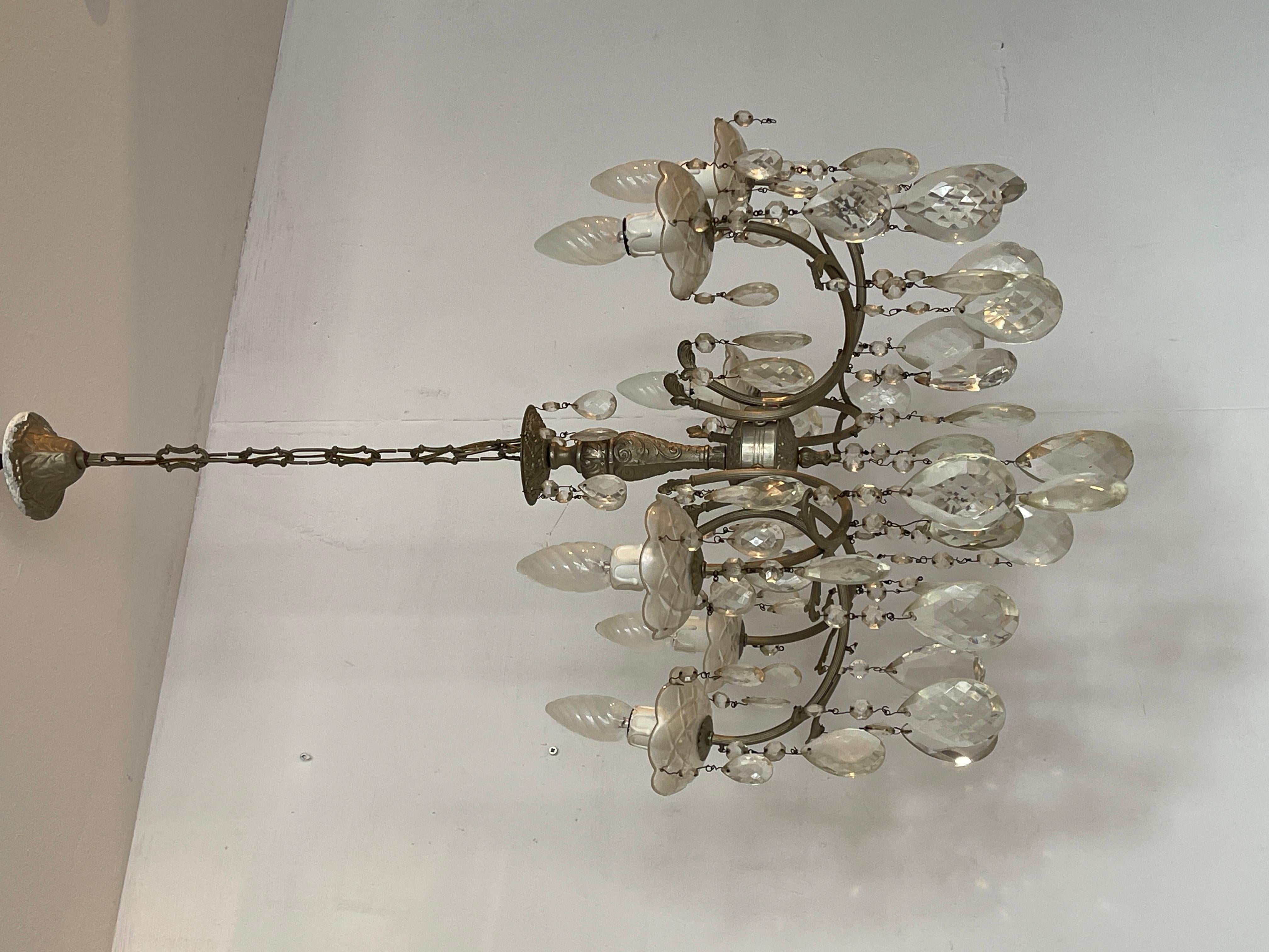 Fatto a mano Lampadario in stile francese degli anni '60 in cristallo e metallo argentato. in vendita