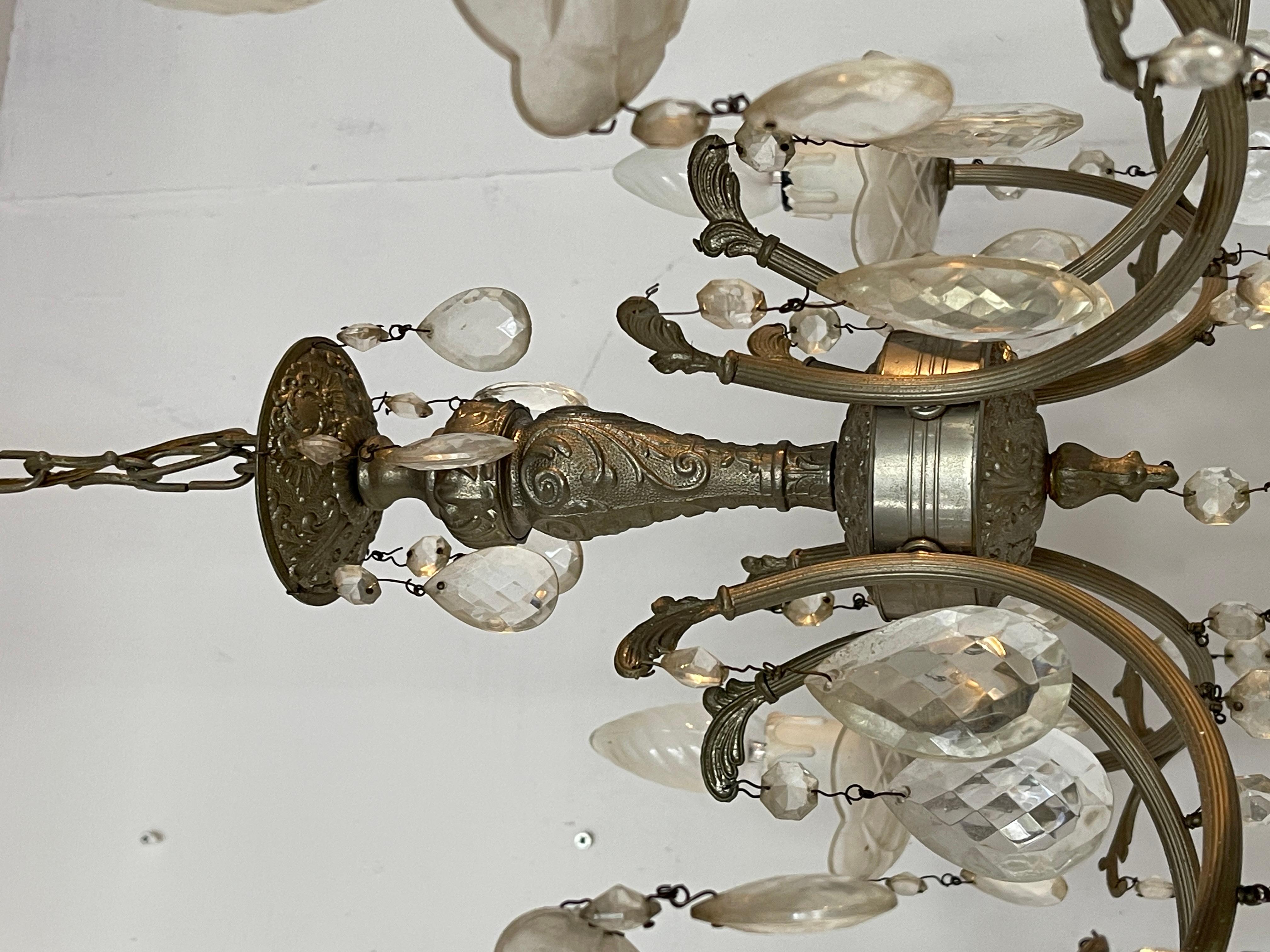 Lampadario in stile francese degli anni '60 in cristallo e metallo argentato. In condizioni buone in vendita a Cantù, IT
