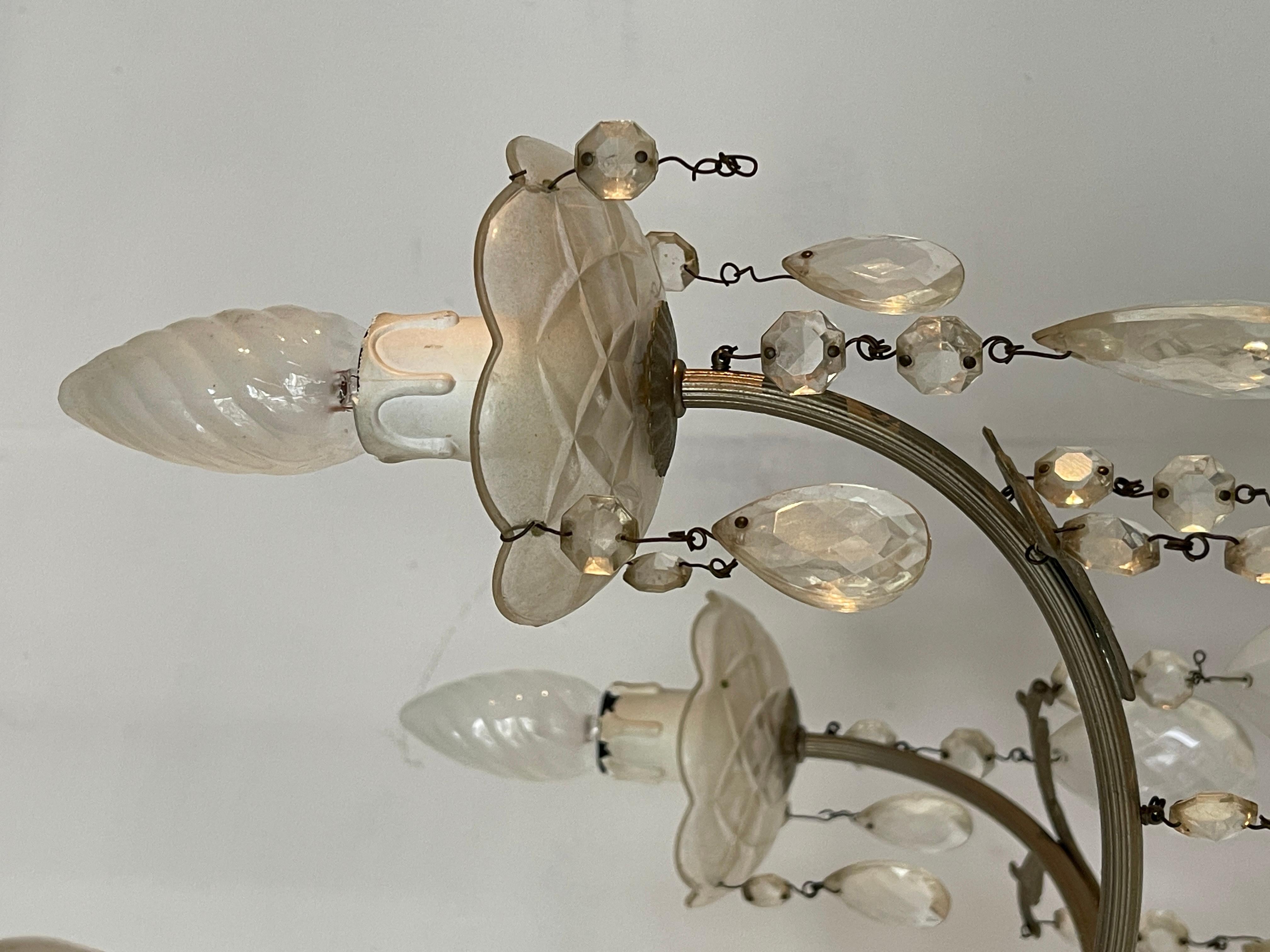 20th Century Lampadario in stile francese degli anni '60 in cristallo e metallo argentato. in vendita