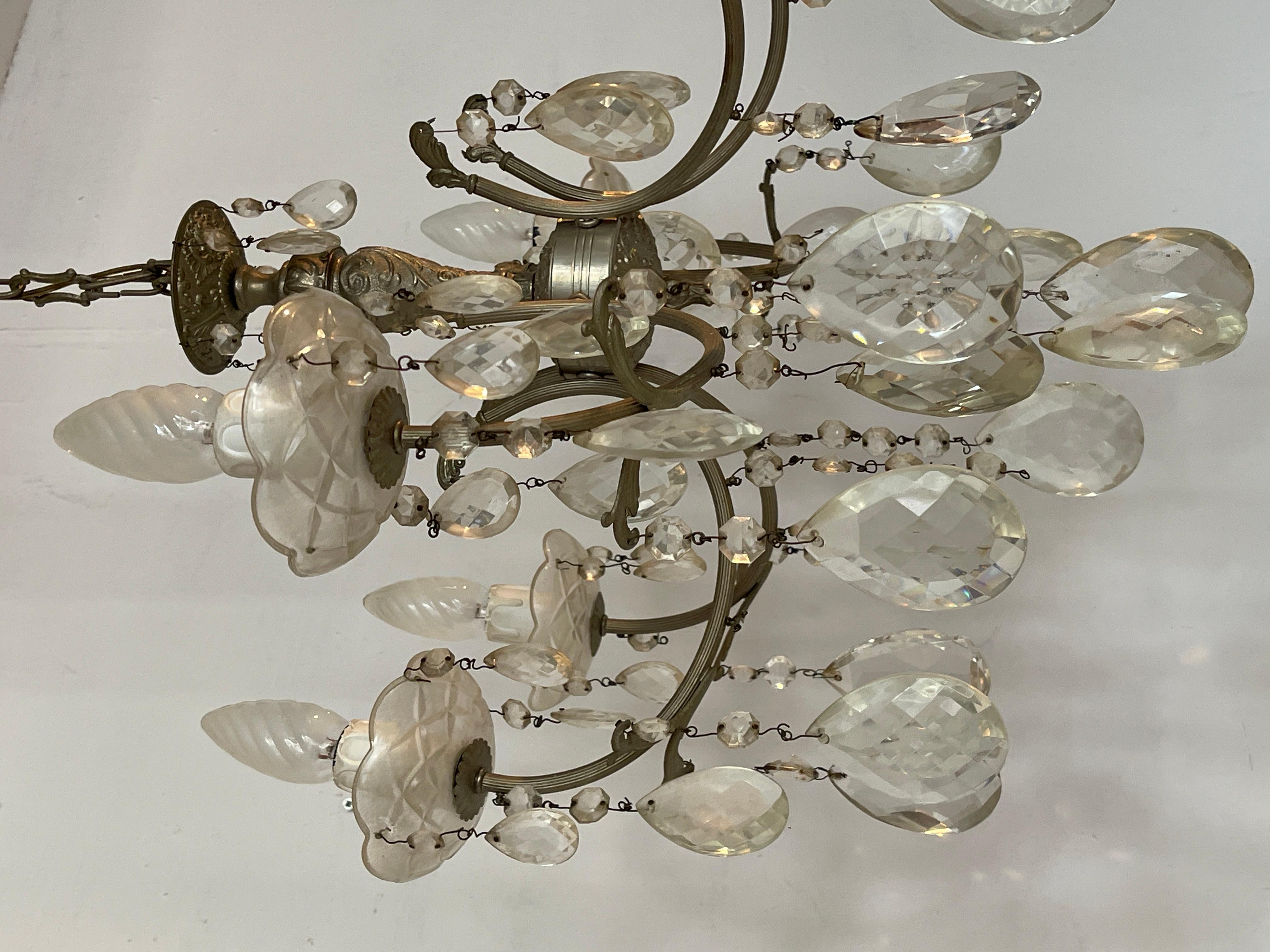 Metallo Lampadario in stile francese degli anni '60 in cristallo e metallo argentato. in vendita