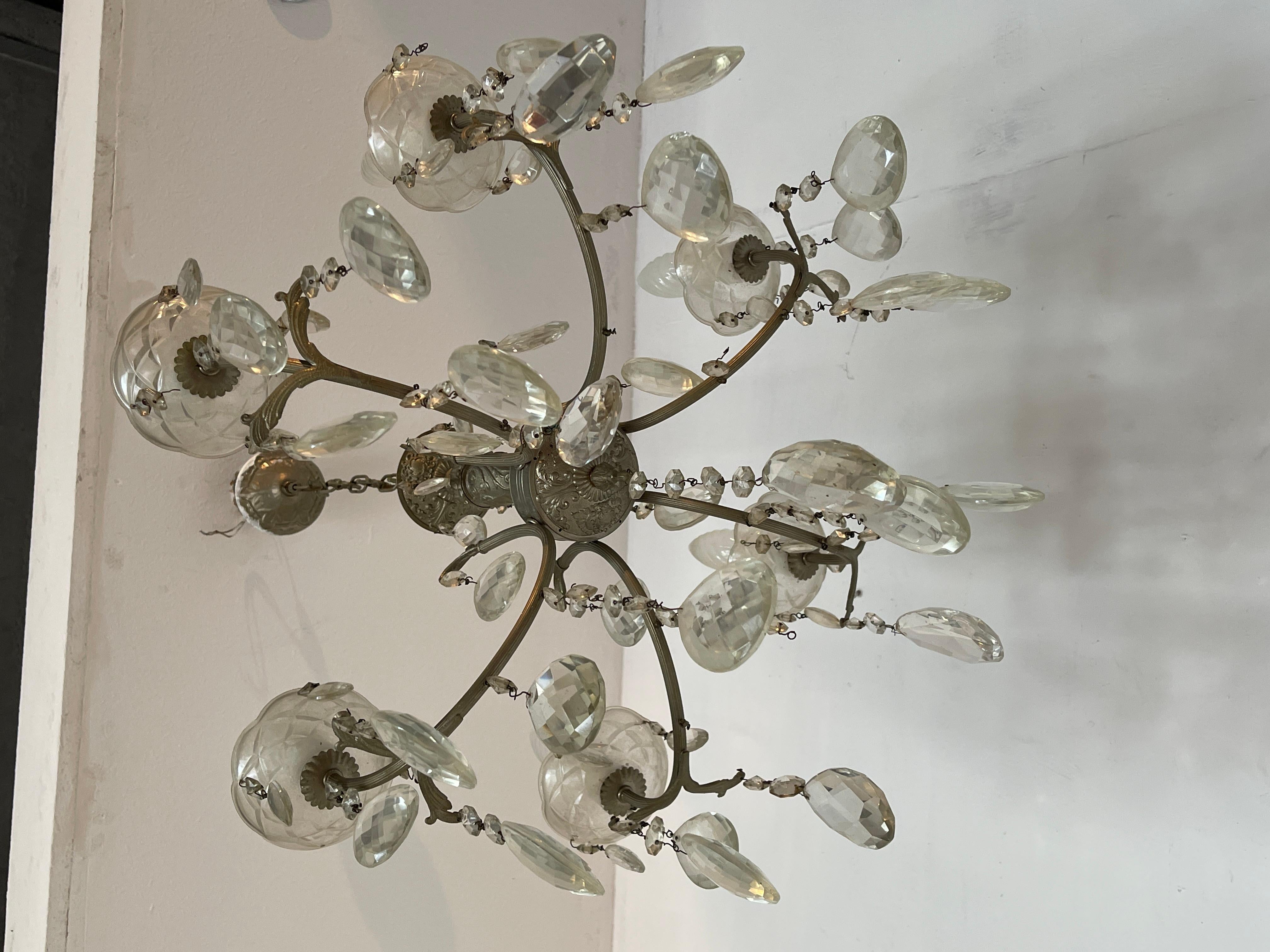 Lampadario in stile francese degli anni '60 in cristallo e metallo argentato. in vendita 1