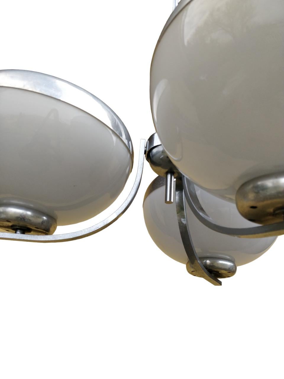 Lampadario in vetro bianco e alluminio di Harvey Guzzini, Italia  anni '70 For Sale 4