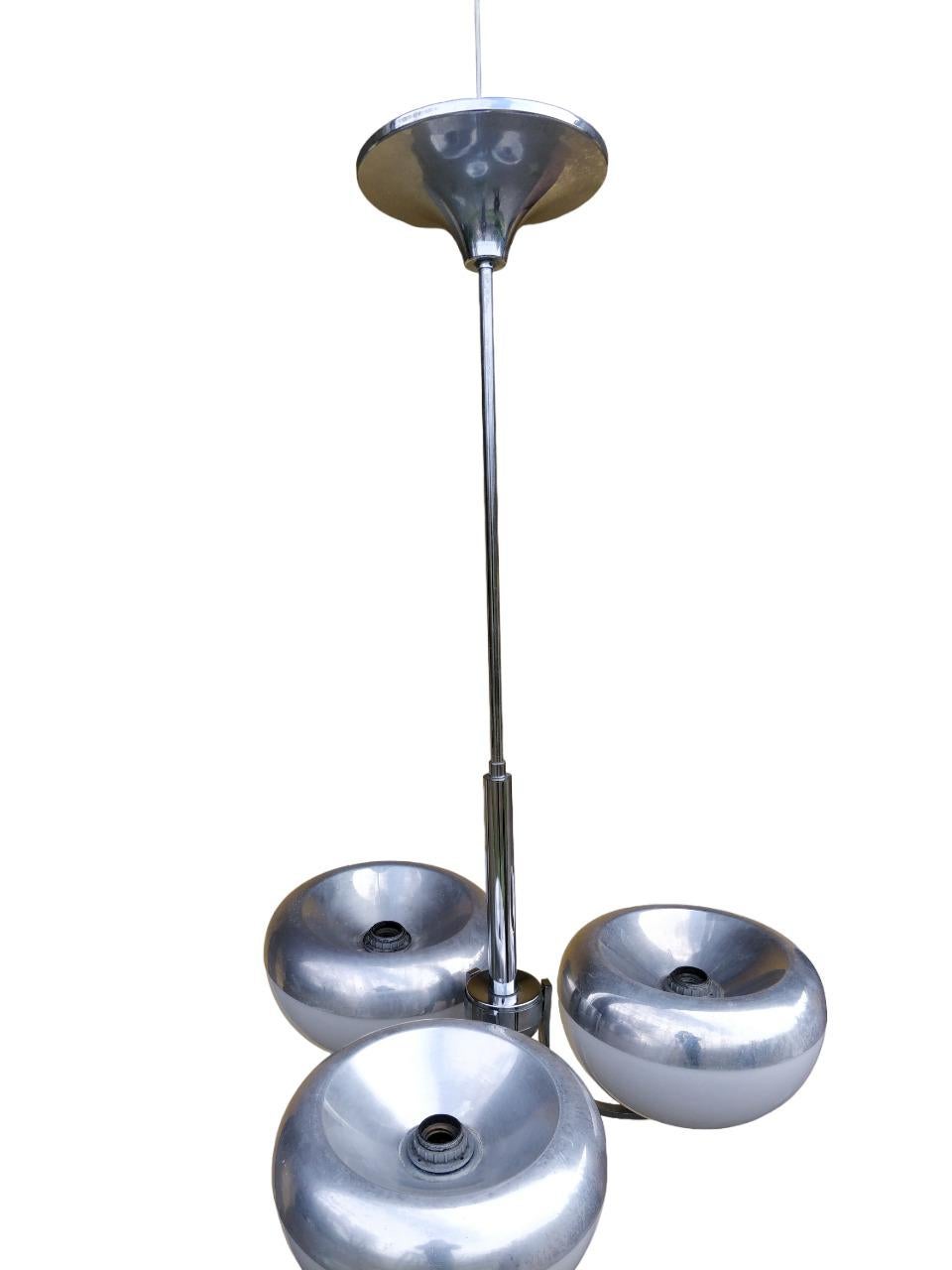 Lampadario in vetro bianco e alluminio di Harvey Guzzini, Italia  anni '70 In Good Condition For Sale In Firenze, FI