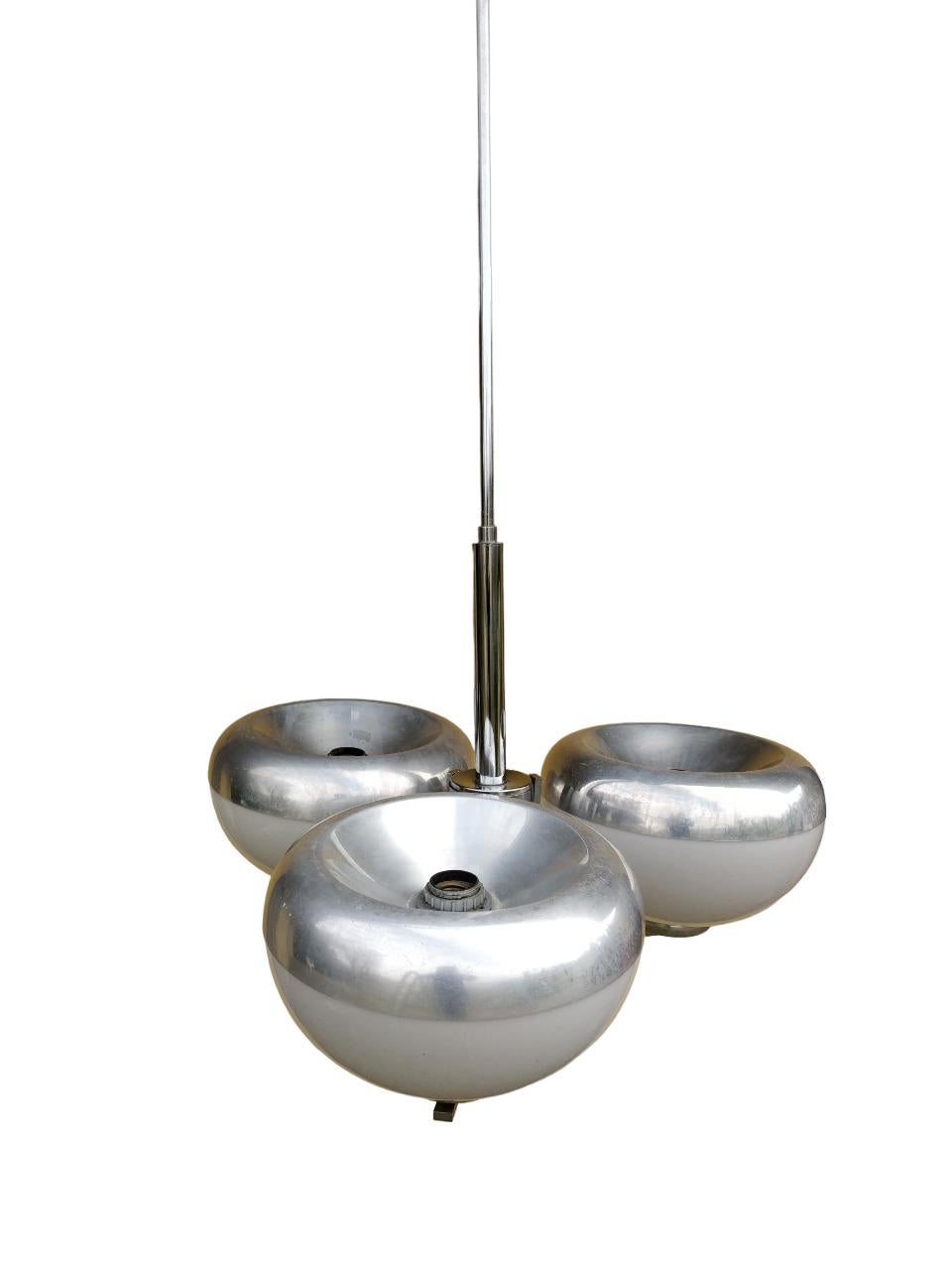 Late 20th Century Lampadario in vetro bianco e alluminio di Harvey Guzzini, Italia  anni '70 For Sale