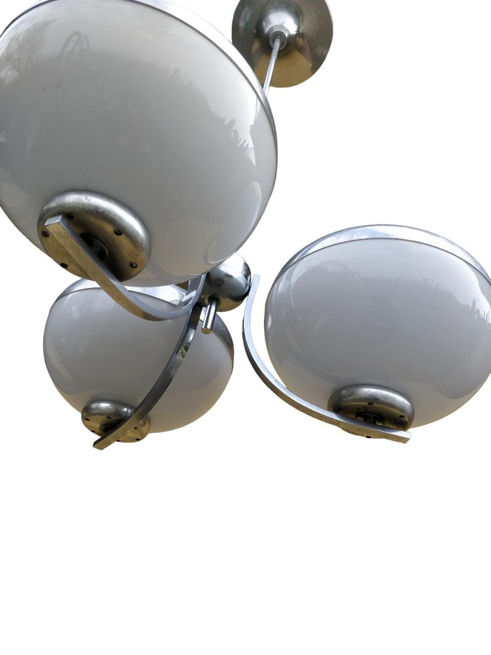 Steel Lampadario in vetro bianco e alluminio di Harvey Guzzini, Italia  anni '70 For Sale