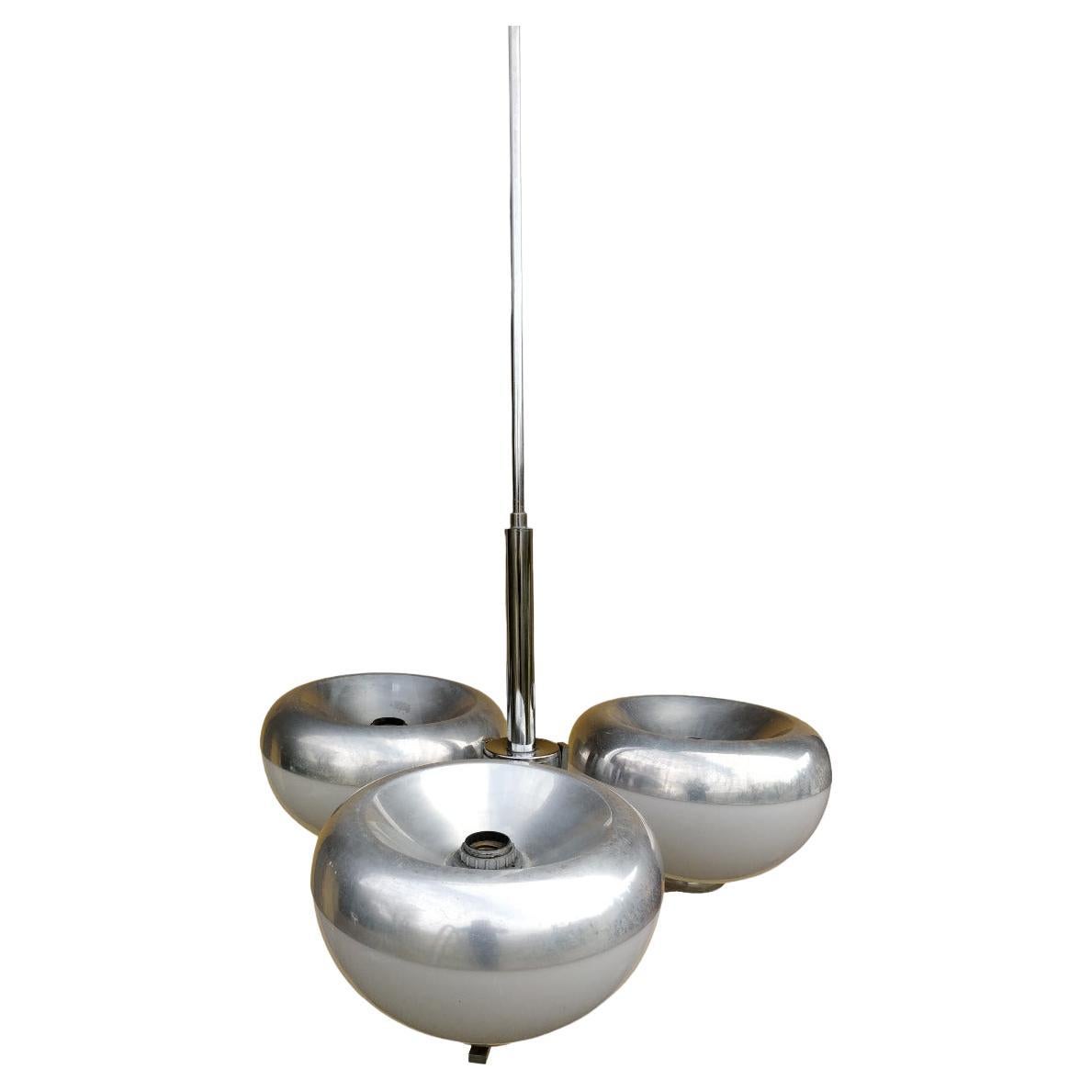 Lampadario in vetro bianco e alluminio di Harvey Guzzini, Italia  anni '70 For Sale