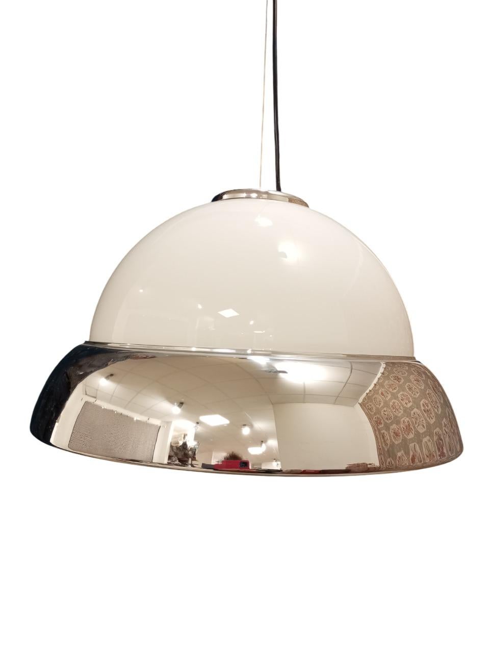 Italian Lampadario in vetro bianco e metallo cromato Italia anni '60/70 in vendita