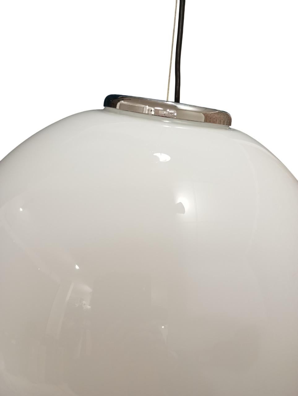 Lampadario in vetro bianco e metallo cromato Italia anni '60/70 In condizioni buone in vendita a Firenze, FI