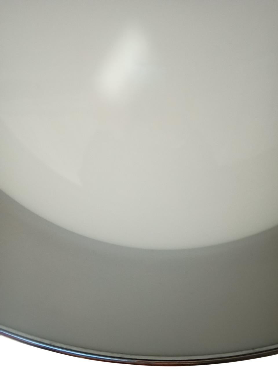 Mid-20th Century Lampadario in vetro bianco e metallo cromato Italia anni '60/70 in vendita