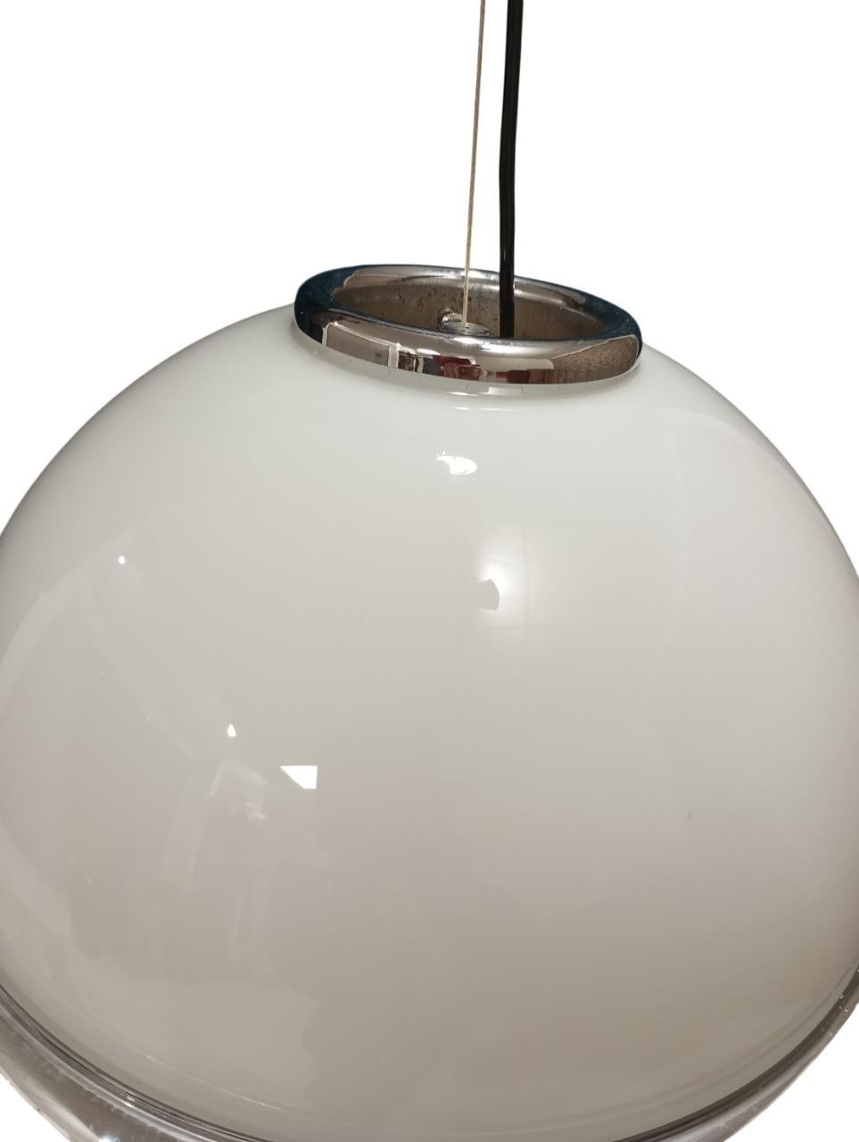 Lampadario in vetro bianco e metallo cromato Italia anni '60/70 in vendita 1