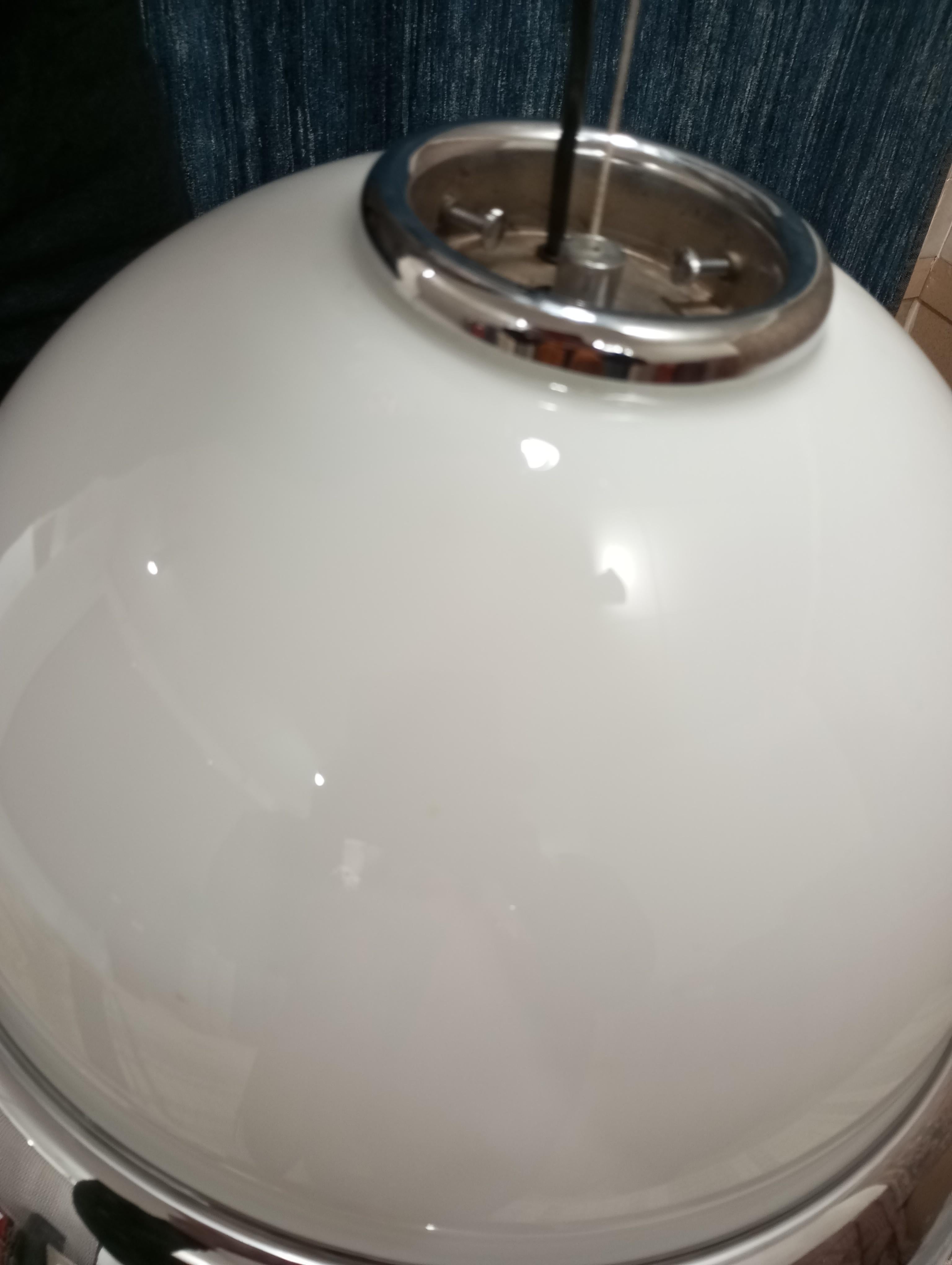 Lampadario in vetro bianco e metallo cromato Italia anni '60/70 in vendita 2