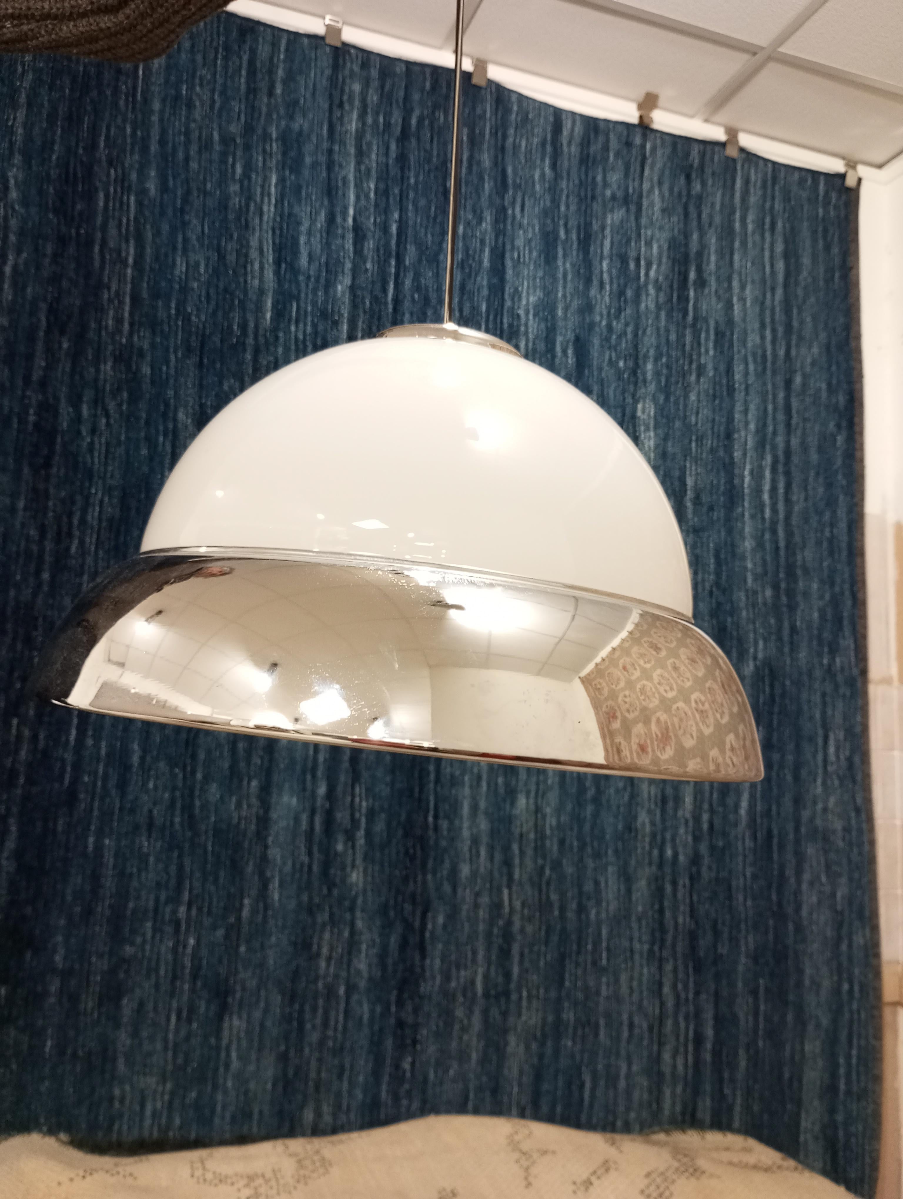 Lampadario in vetro bianco e metallo cromato Italia anni '60/70 in vendita 3