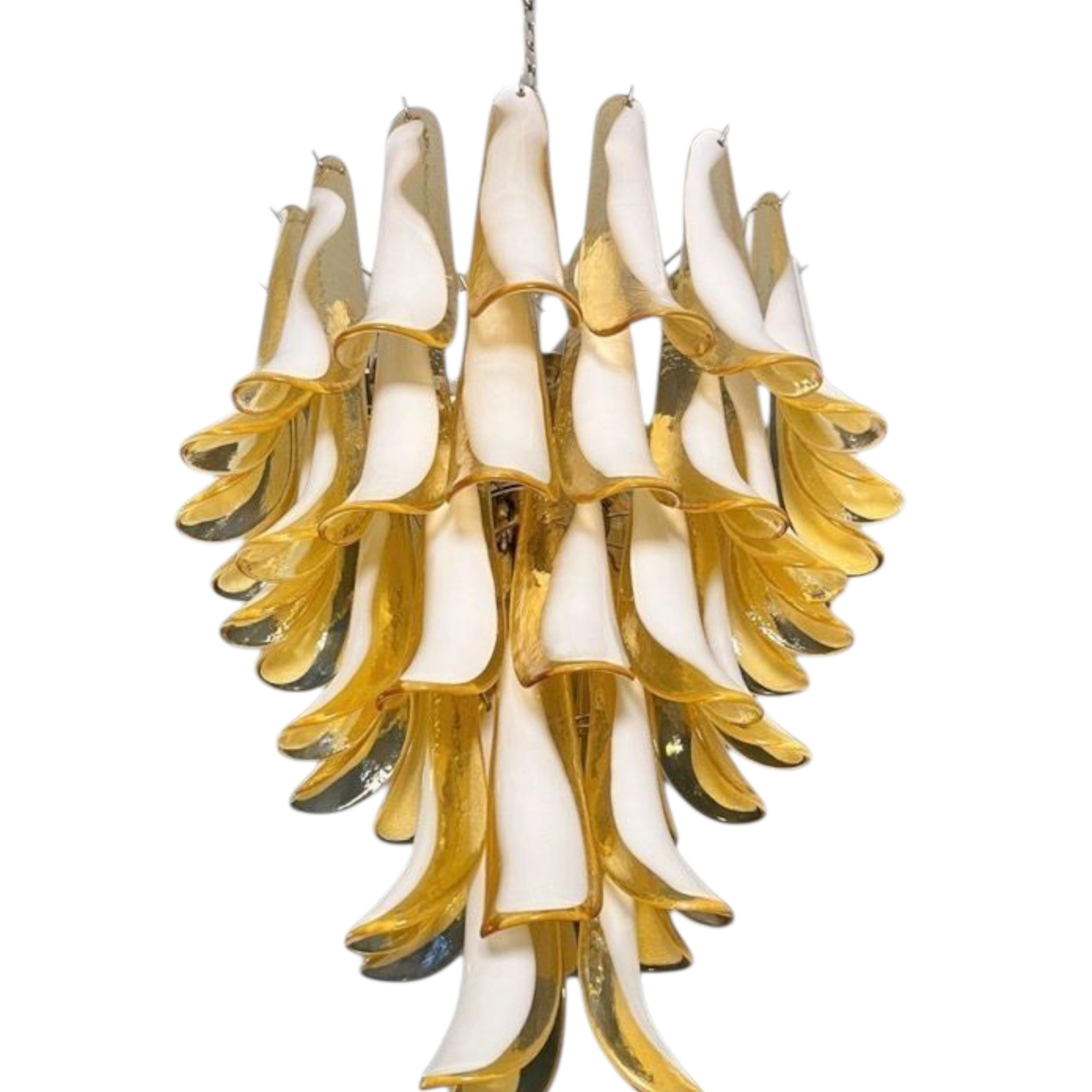 Kronleuchter aus Muranoglas mit 52 bernsteinfarbenen und weißen Blütenblättern (Moderne) im Angebot