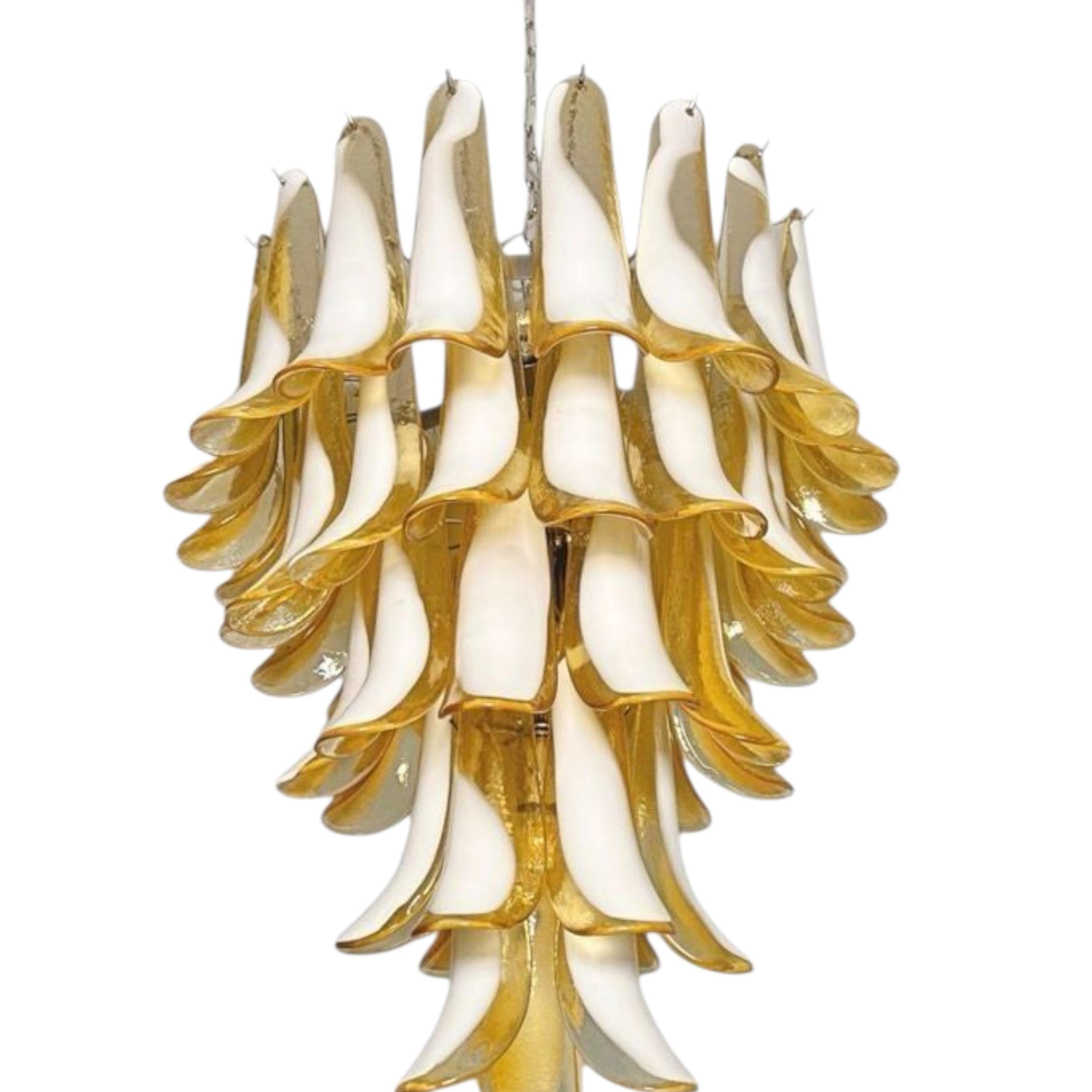 Kronleuchter aus Muranoglas mit 52 bernsteinfarbenen und weißen Blütenblättern (Italian) im Angebot