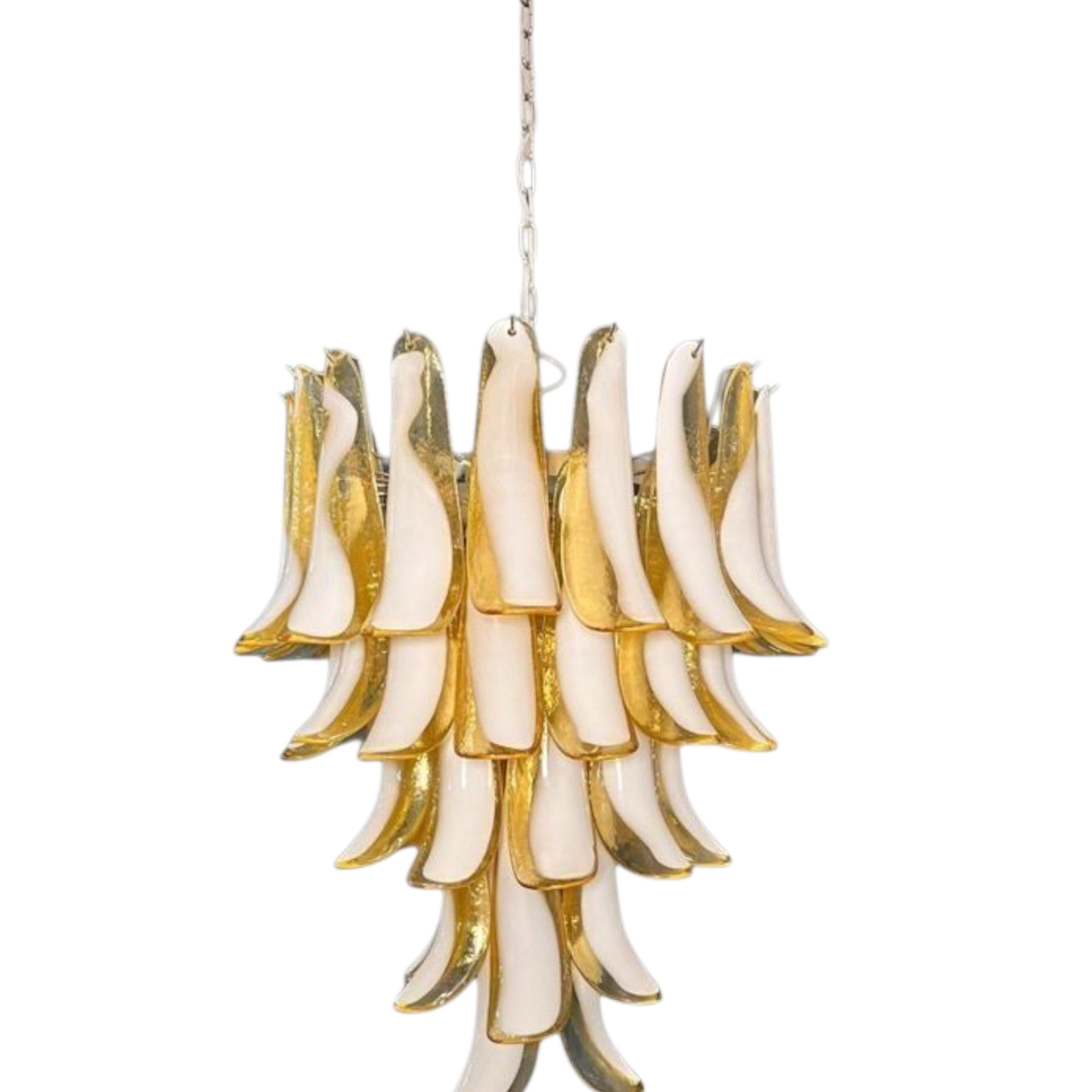 Kronleuchter aus Muranoglas mit 52 bernsteinfarbenen und weißen Blütenblättern (Zeitgenössisch) im Angebot