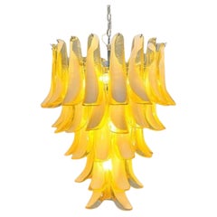 Lampadario in vetro di murano con 52 petali color ambra e bianco