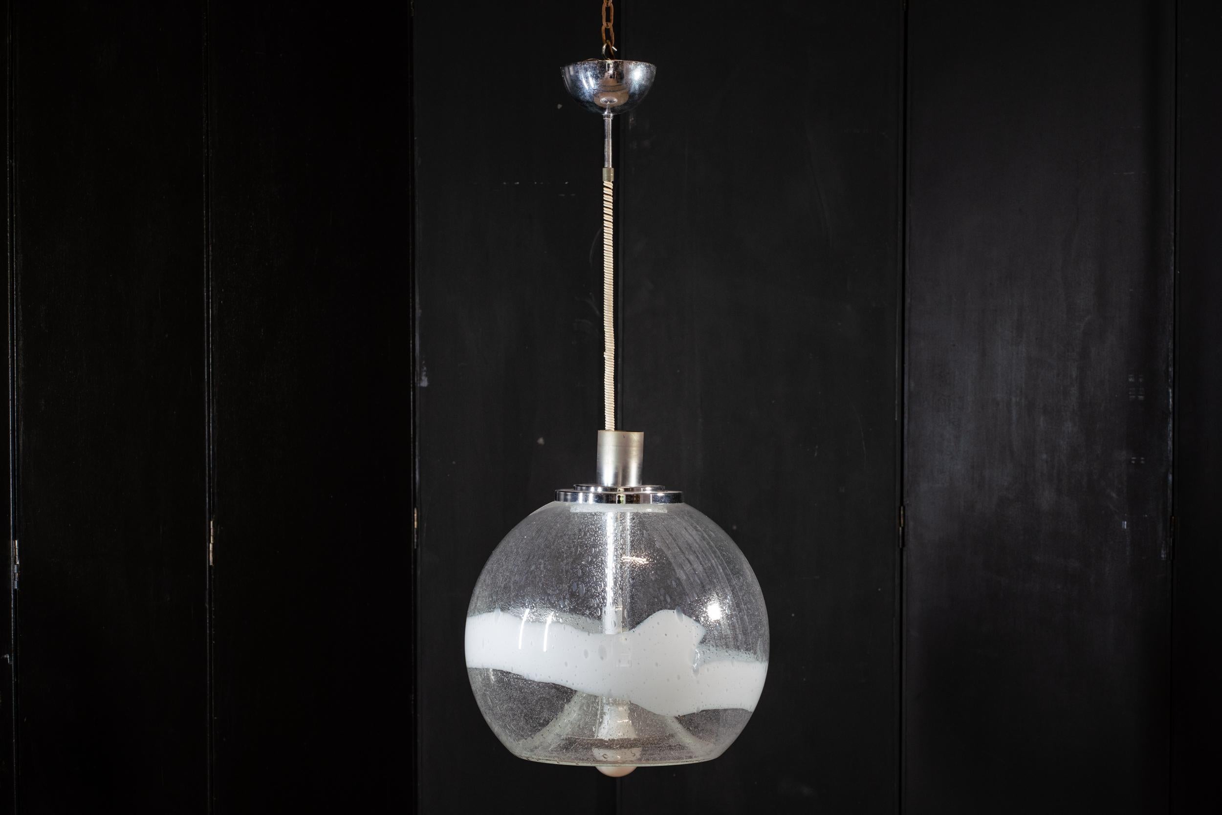Grande lampadario a sospensione in vetro Murano (Venezia)
Il lampadario, disegnato da Ettore Fantasia Gino Poli è stato prodotto da Sotis negli anni '60 a Murano, Italia
La lavorazione del vetro, soffiato a mano, comprende il trattamento 