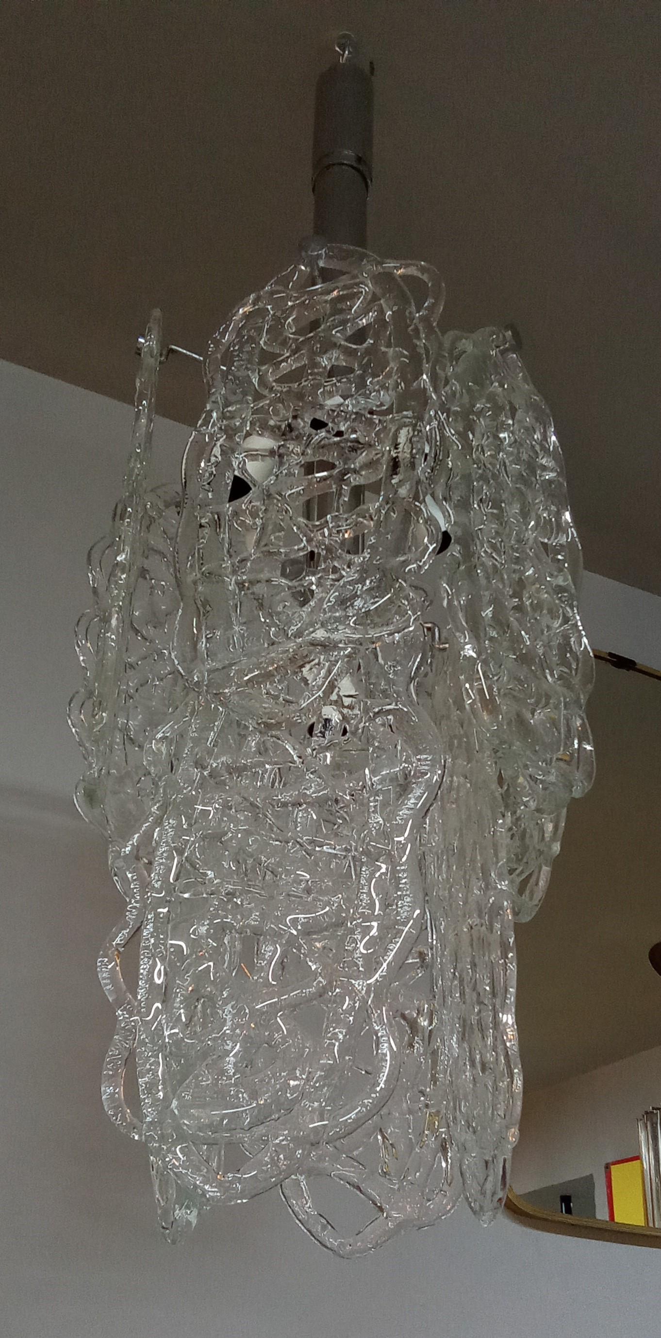 Bellissimo lampadario modello Ragnatela in vetro di Murano traforato. Anni '60 circa. Disegno di Vistosi per Mazzega.
Struttura in metallo, buone condizioni.