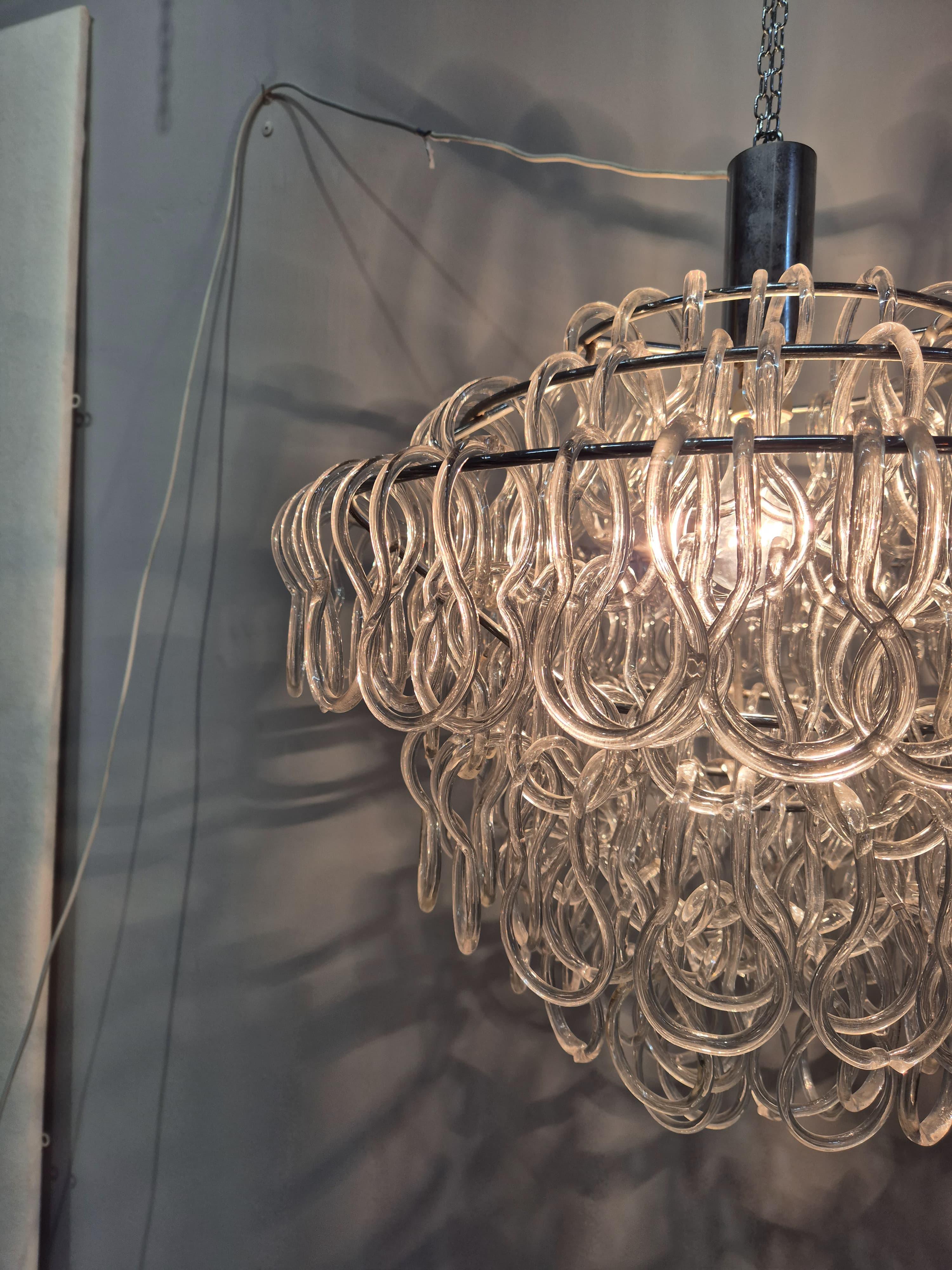 Gran araña de cristal de Murano Giogali en el estilo de Angelo Mangiarotti circa 1960s.
Estructura de metal, pedestales de cristal de Murano. Excelente estado, según foto. 
Totalmente funcional.