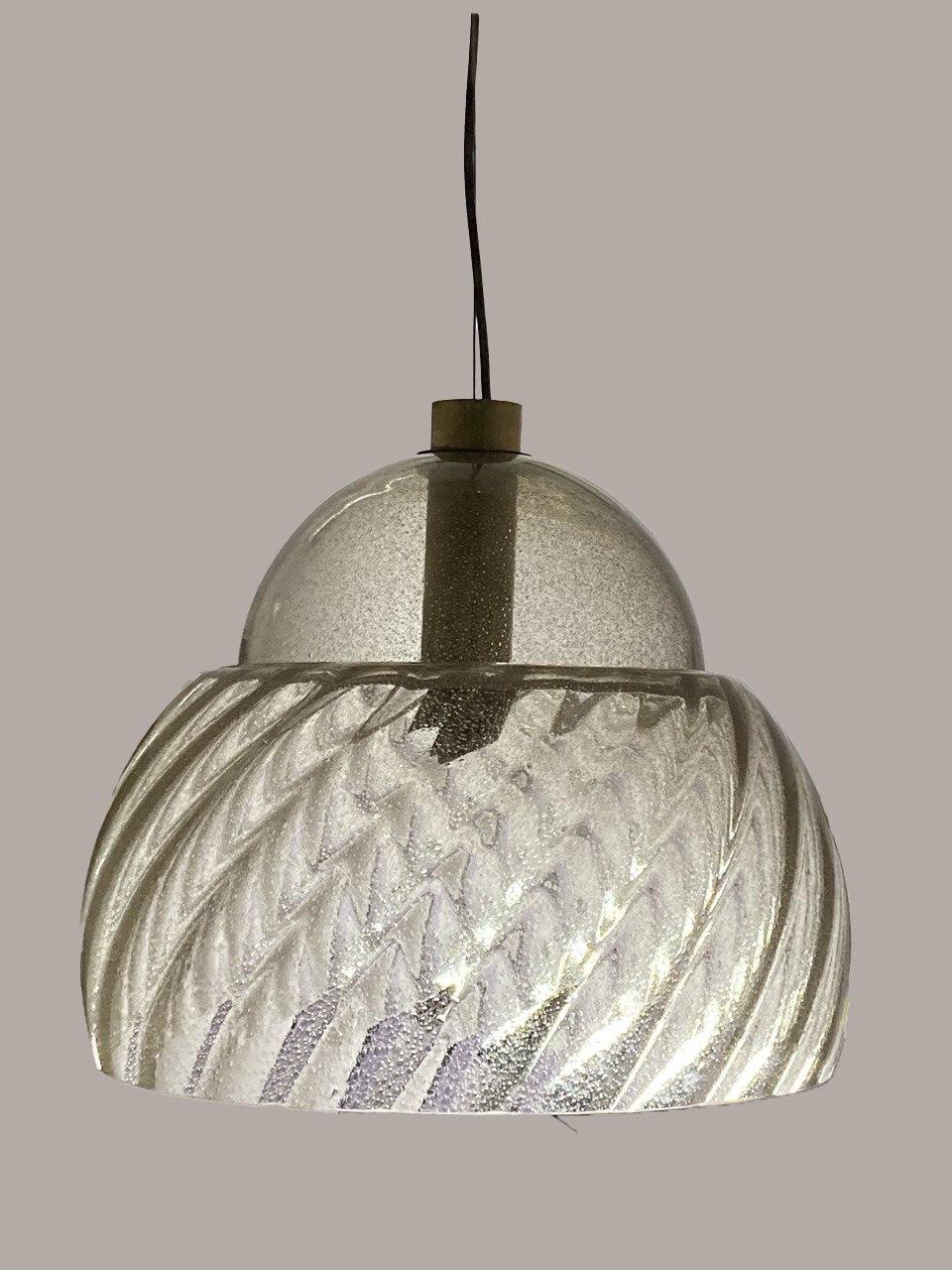  Araña de cristal de Murano, producida por Mazzega en la década de 1970, representa la artesanía y el diseño distintivo de este período. Fabricada en vidrio bulicant de color ámbar, presenta una combinación de formas que le confieren un aura