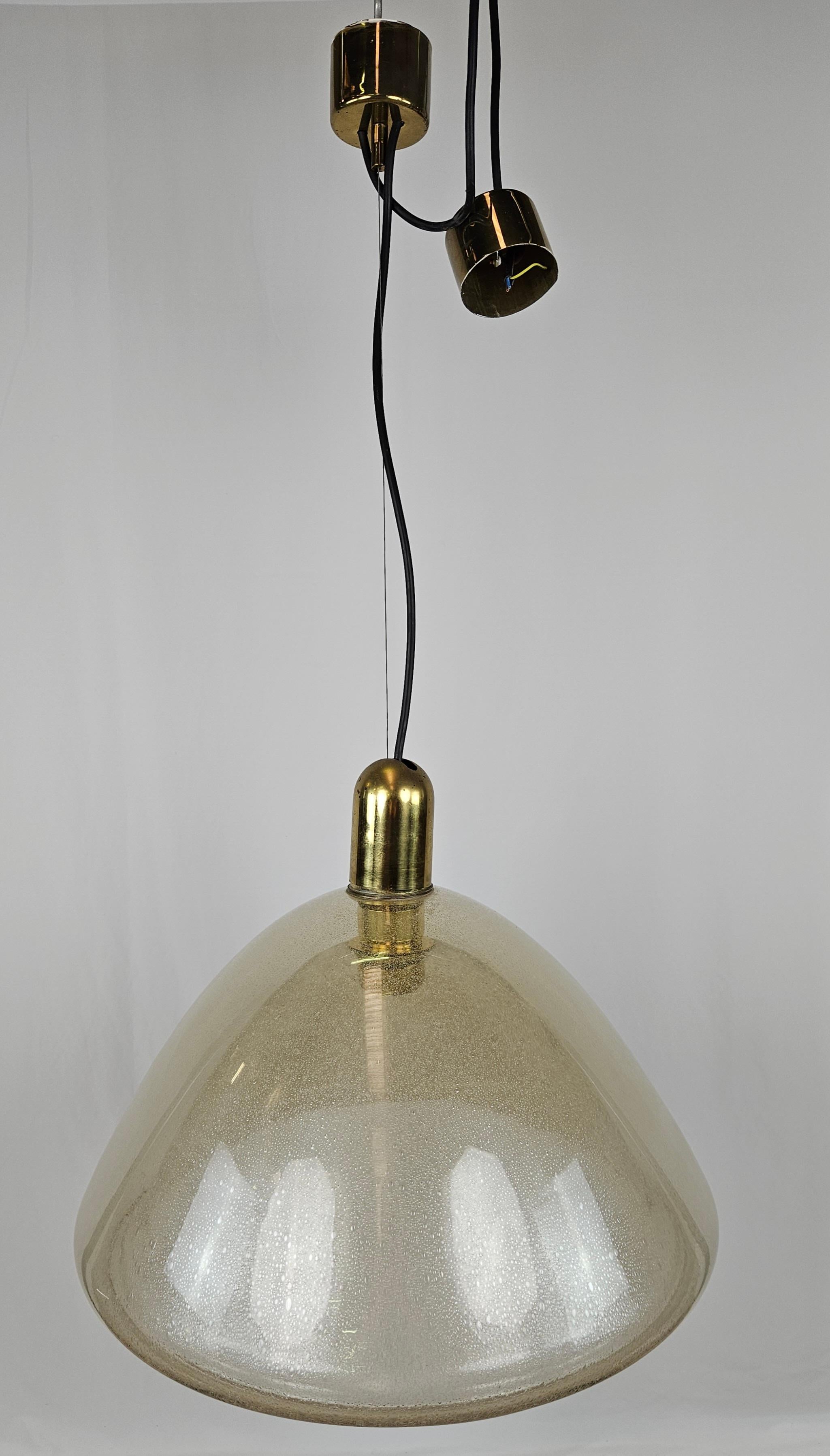 Gran araña de puleglass de alrededor de 1970, atribuida a un diseño de Carlo Nason para Mazzega.

Se puede variar en altura gracias al cable presente con un doble soporte de plástico dorado.

La lámpara de araña está en muy buenas condiciones