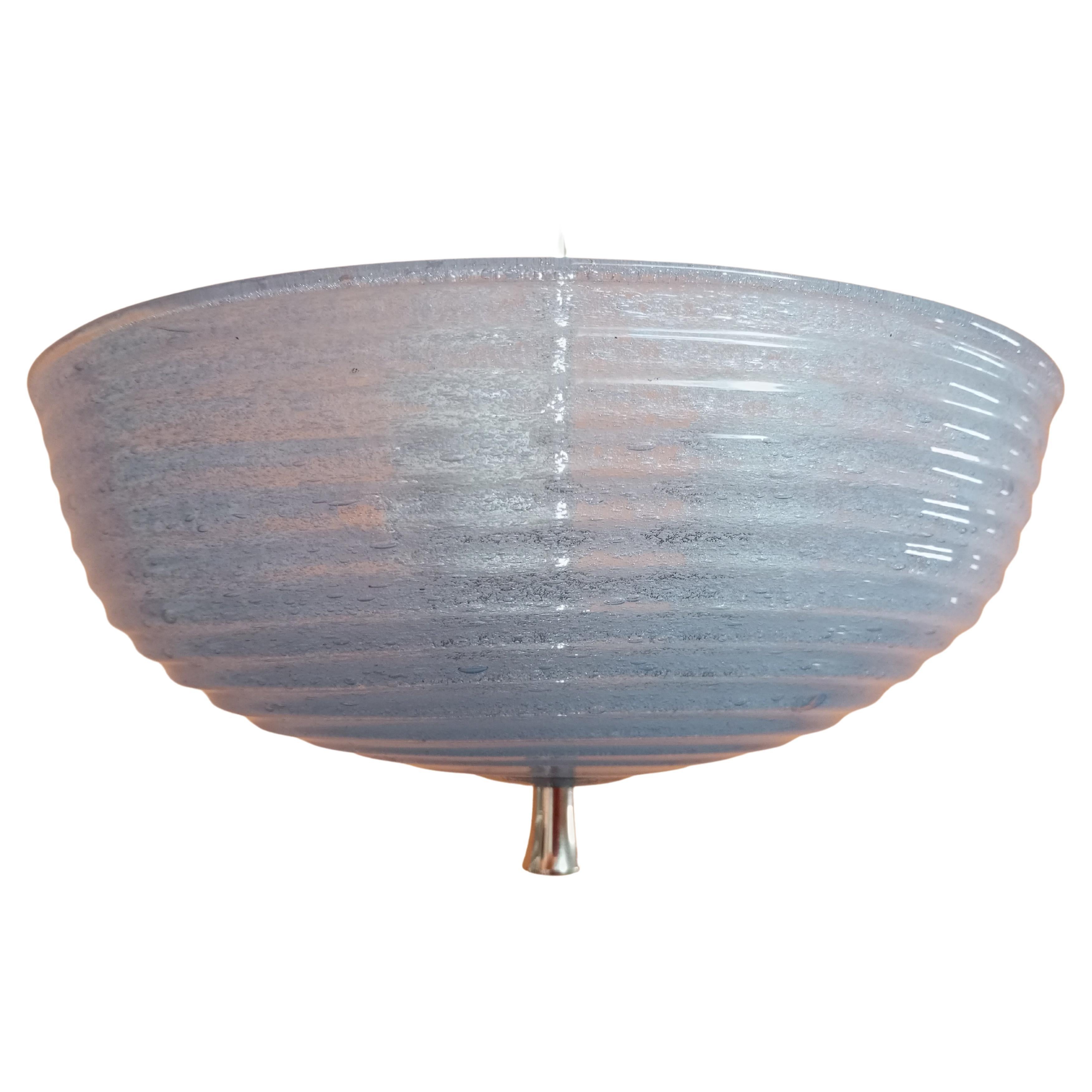 Ce lustre est  en verre de Murano fabriqué par Barovier & Toso, connu pour son élégance raffinée et son savoir-faire. Ce lustre est d'une délicate couleur bleu ciel, rappelant les tons clairs du ciel. Il est composé de verre pulegoso, une technique