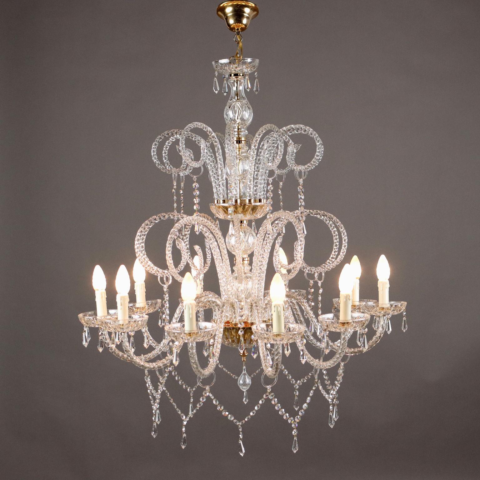 Lampadario in vetro soffiato a dieci luci, bobeches, pendenti e catene in vetro.
Italia, XX Secolo.