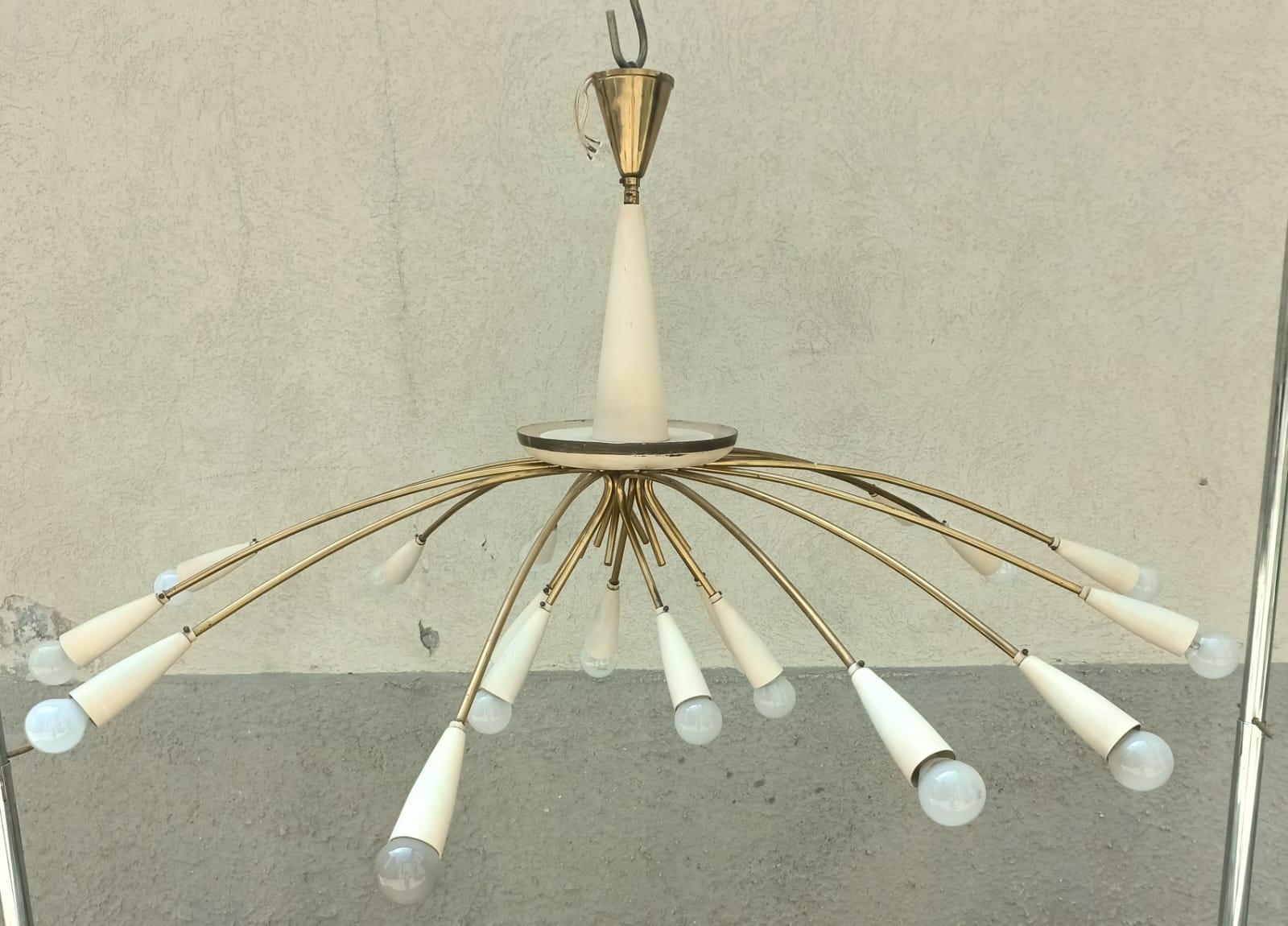 Mid-Century moderno Lampadario Italiano a 18 Luci in Ottone - Nello Stile di Stilnovo - Anni '50 in vendita