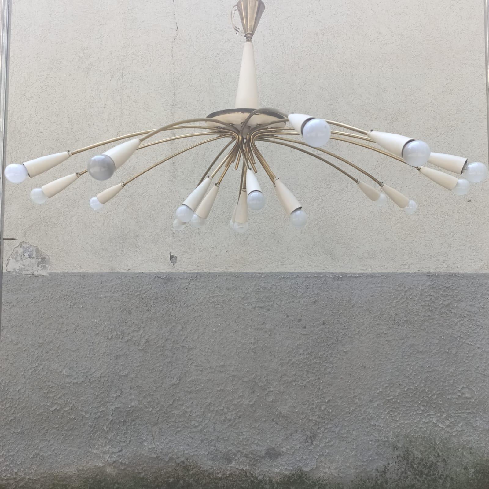 Lampadario Italiano a 18 Luci in Ottone - Nello Stile di Stilnovo - Anni '50 In condizioni buone in vendita a Milano, IT