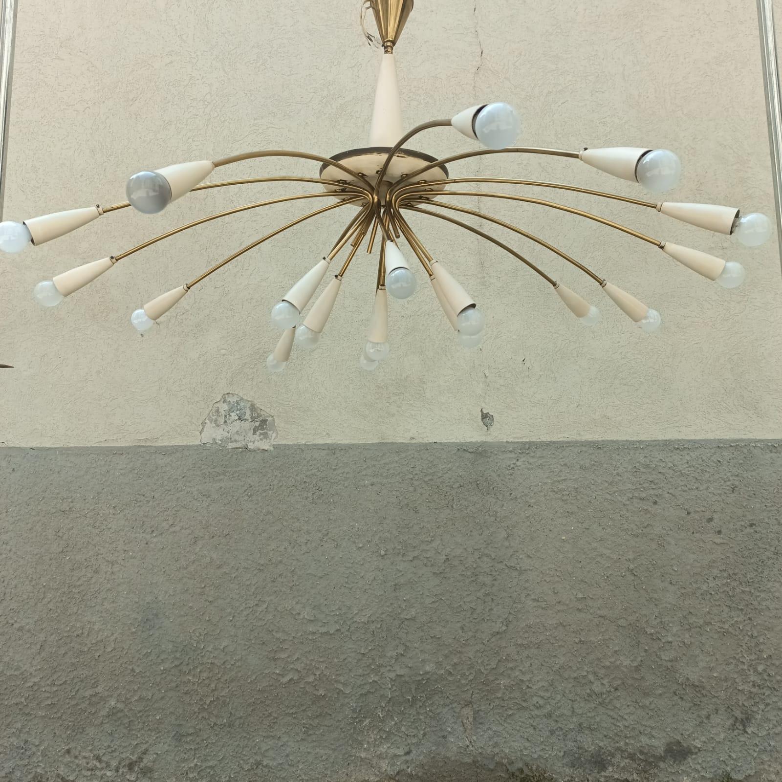 20th Century Lampadario Italiano a 18 Luci in Ottone - Nello Stile di Stilnovo - Anni '50 in vendita