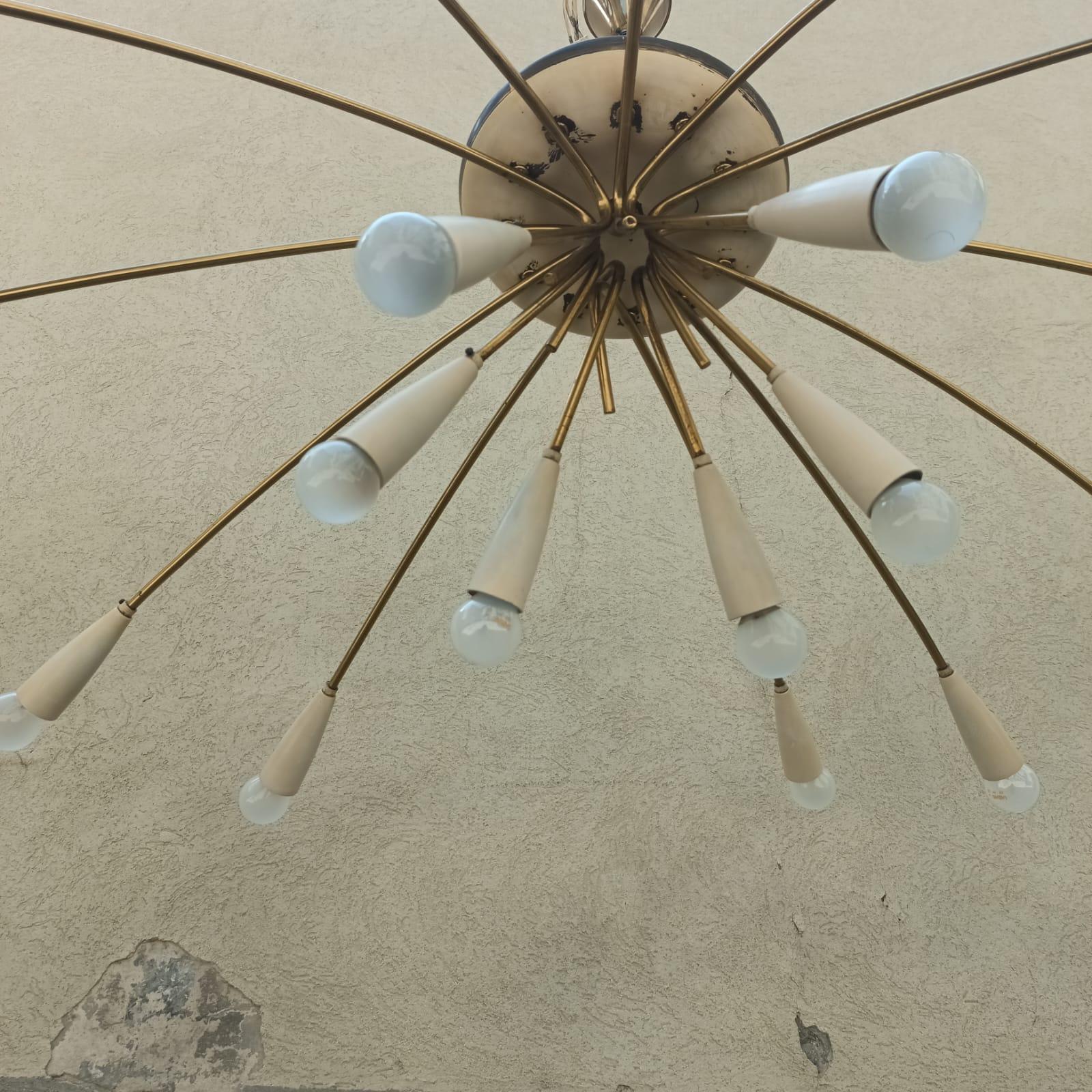 Lampadario Italiano a 18 Luci in Ottone - Nello Stile di Stilnovo - Anni '50 in vendita 4