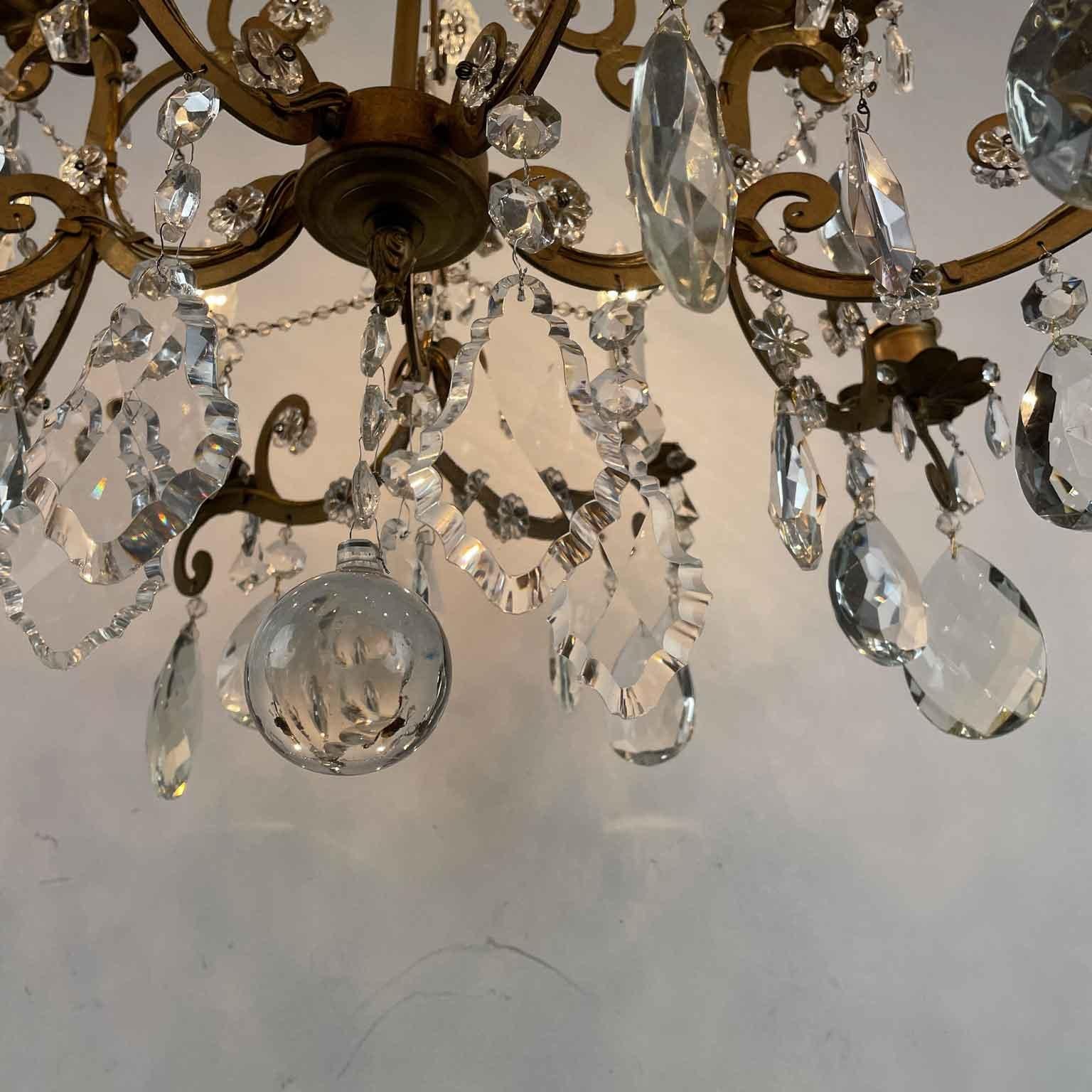 Italian Fifteen-Light Chandelier In Gilded Iron And Crystals 1950s For Sale 4