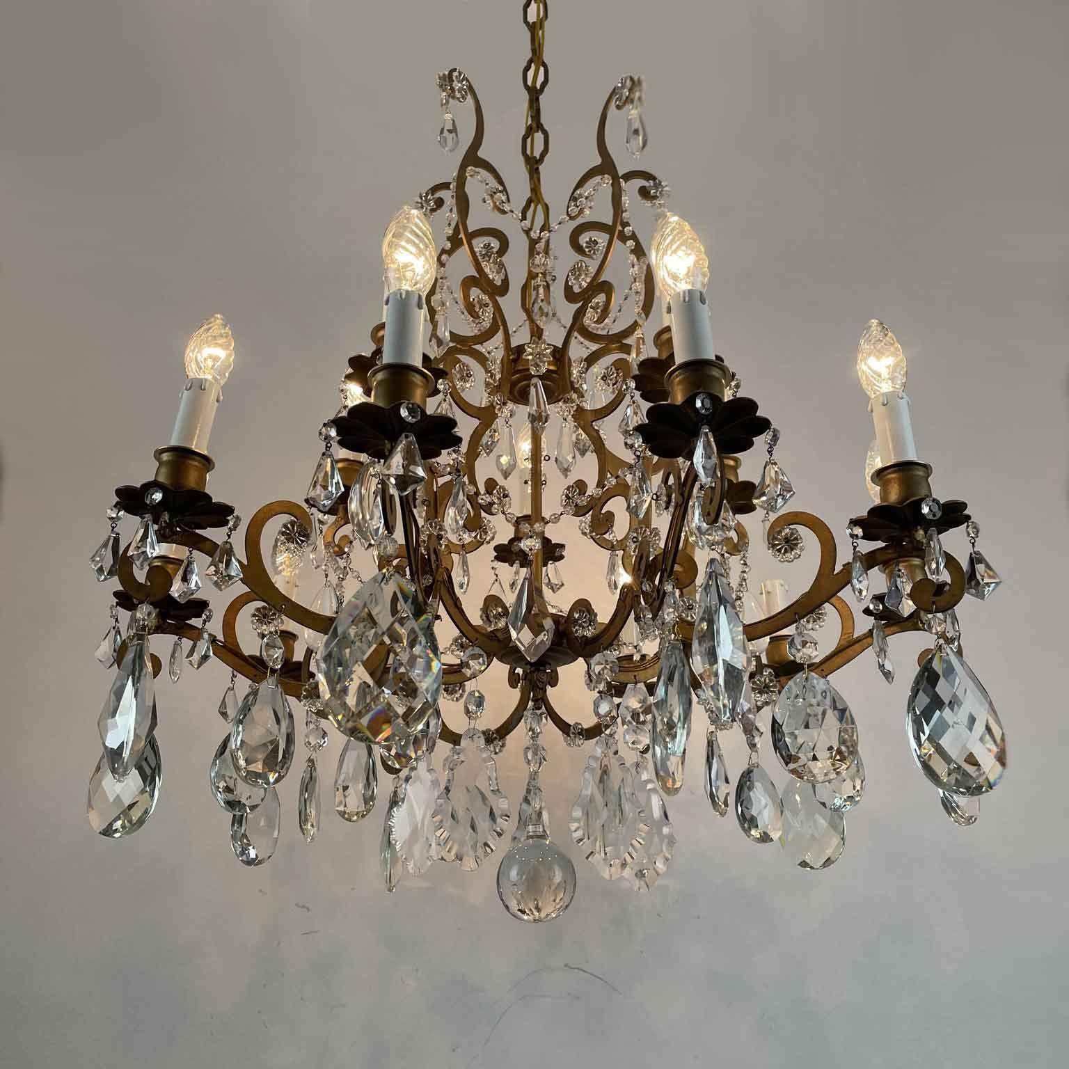 Italian Fifteen-Light Chandelier In Gilded Iron And Crystals 1950s For Sale 5