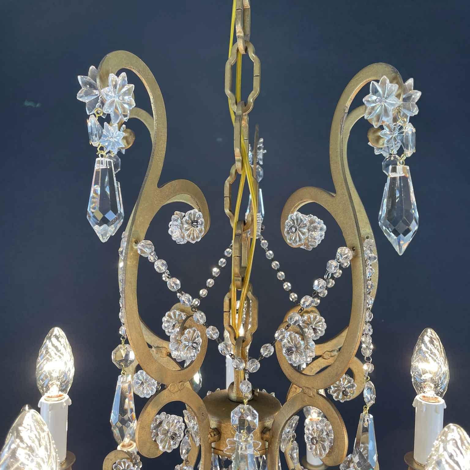 Italian Fifteen-Light Chandelier In Gilded Iron And Crystals 1950s For Sale 8
