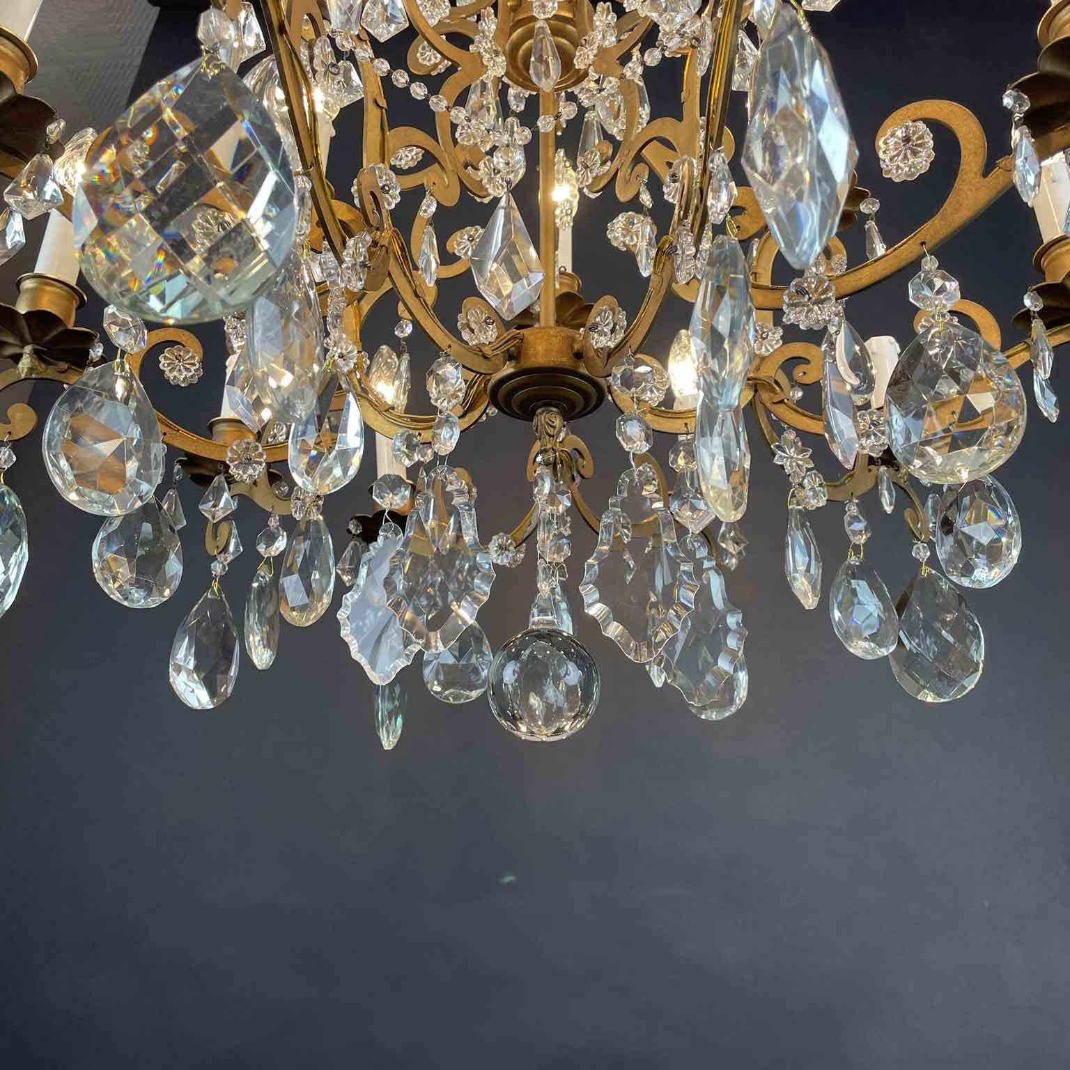 Italian Fifteen-Light Chandelier In Gilded Iron And Crystals 1950s For Sale 9